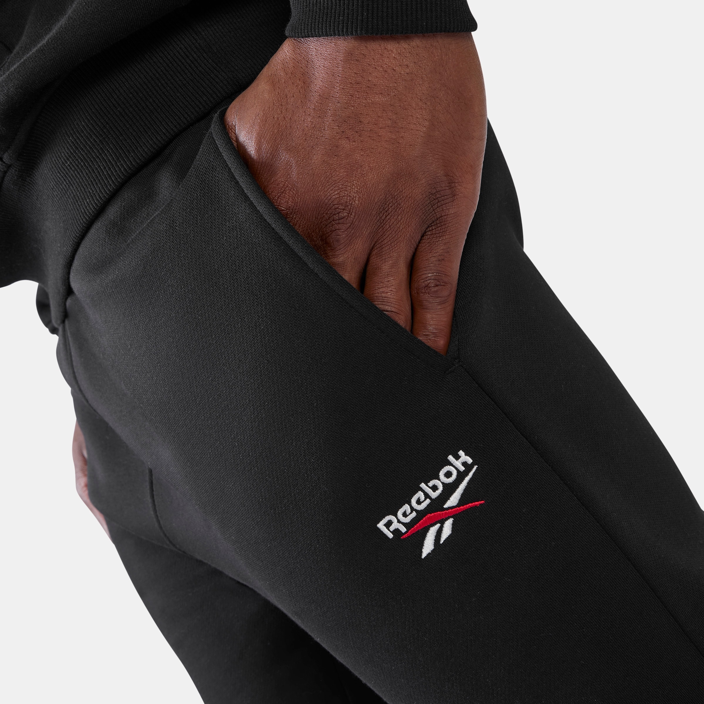 Reebok Jogginghose »ID 2-COLOUR LOGO FLEECE CUFFED JOG PANT«  Jogginghose für Sportmode, aus Baumwolle und Polyester