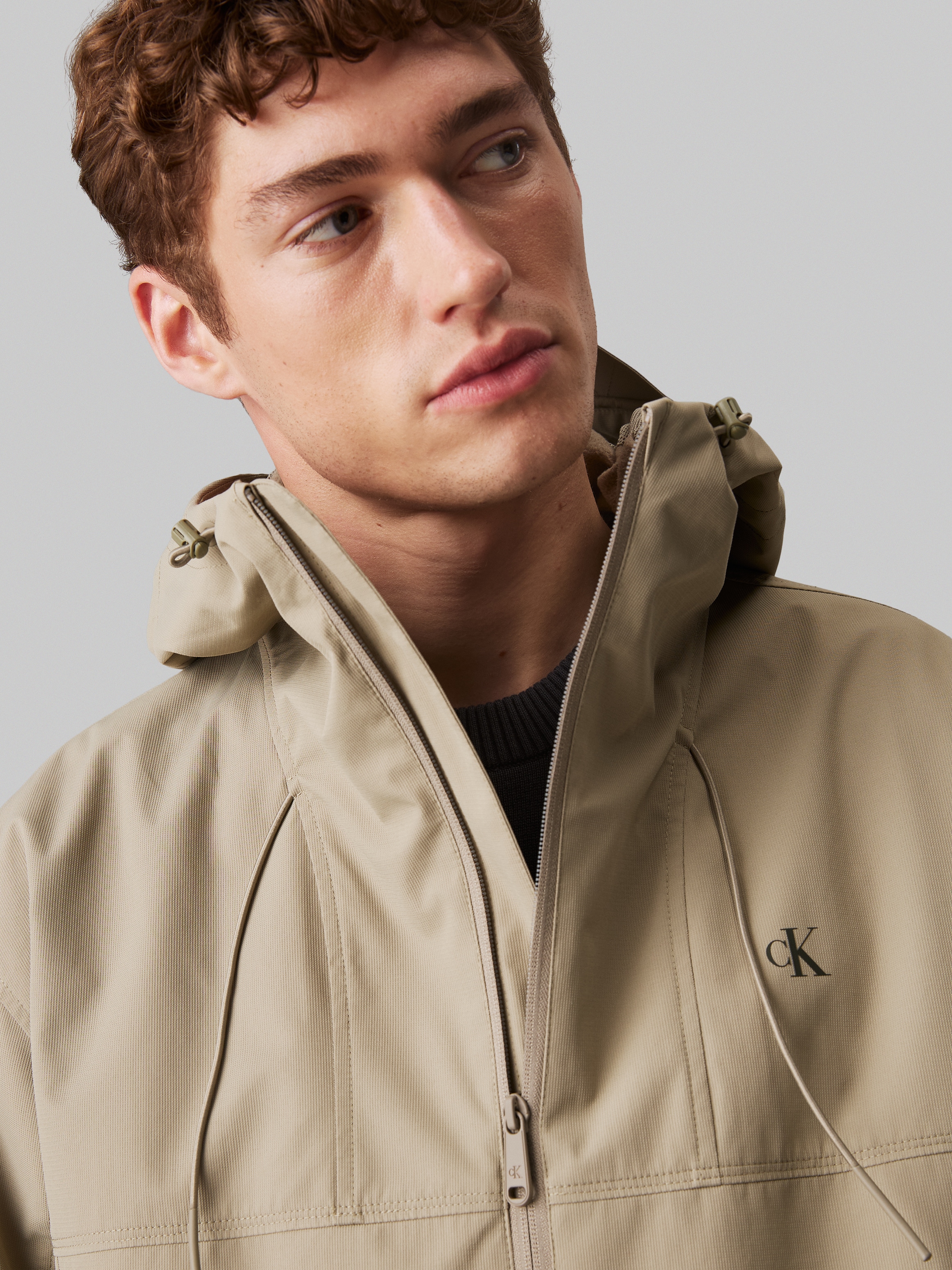 Calvin Klein Jeans Allwetterjacke »TECHNICAL JACKET«, mit Kapuze, Logodruck, Eingriffstaschen