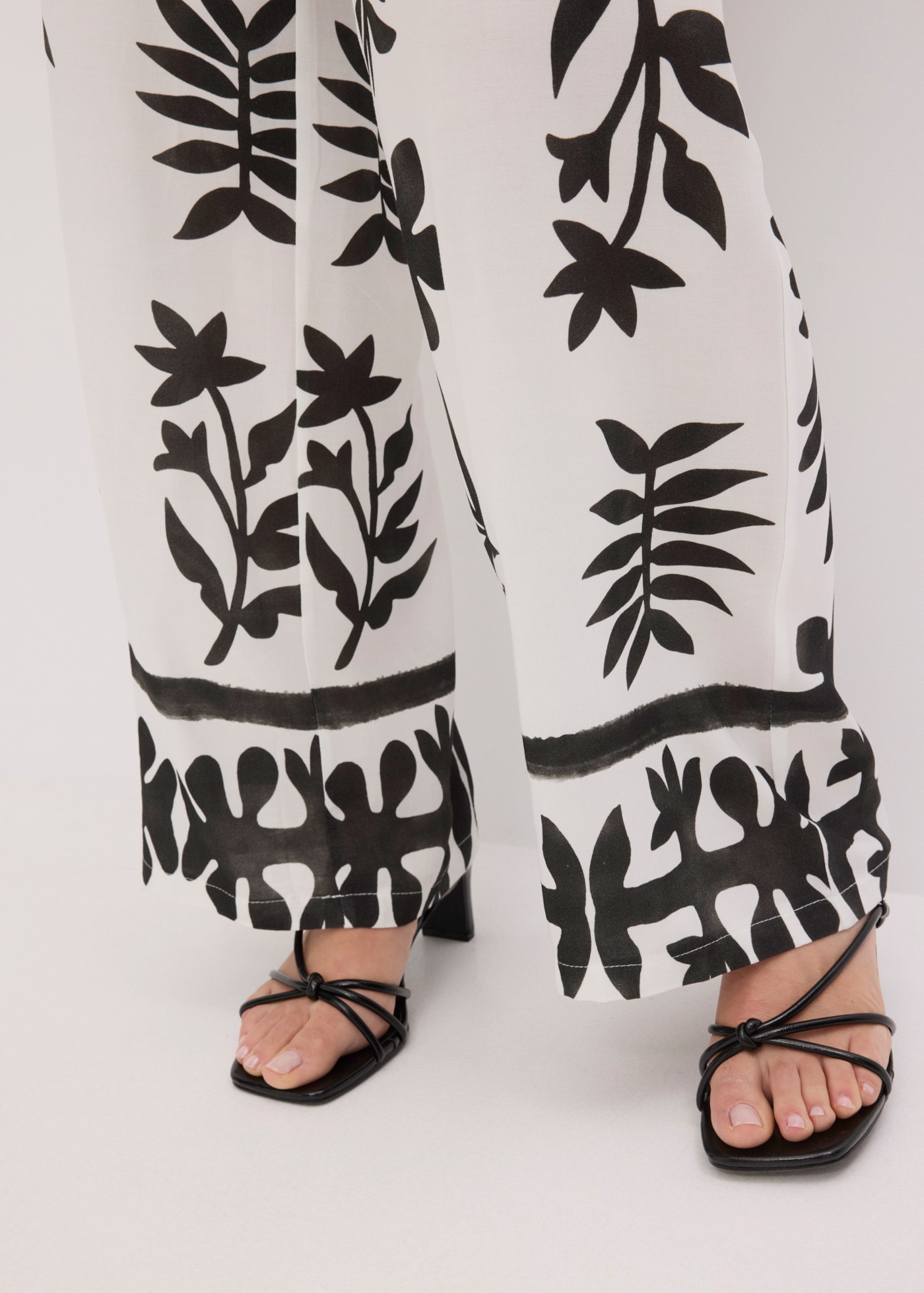 bonprix Stoffhose  aus Viskose, mit Gummibund, Loose Fit Passform, bedruckt
