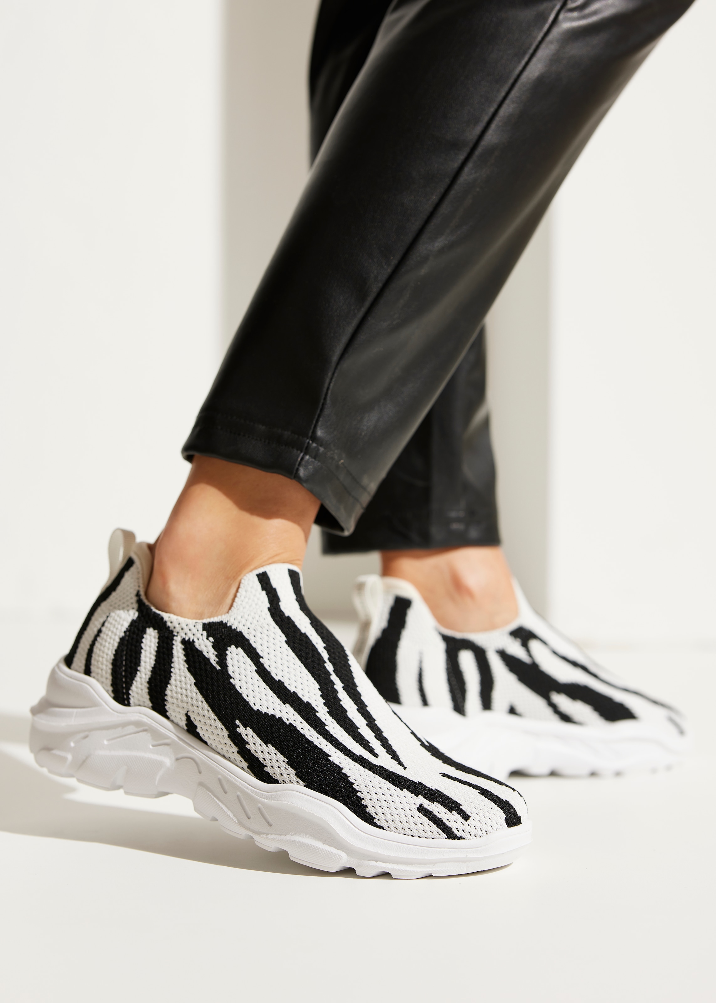 French Connection Sneaker, Slipper, Halbschuh, Freizeitschuh zum Reinschlüpfen VEGAN