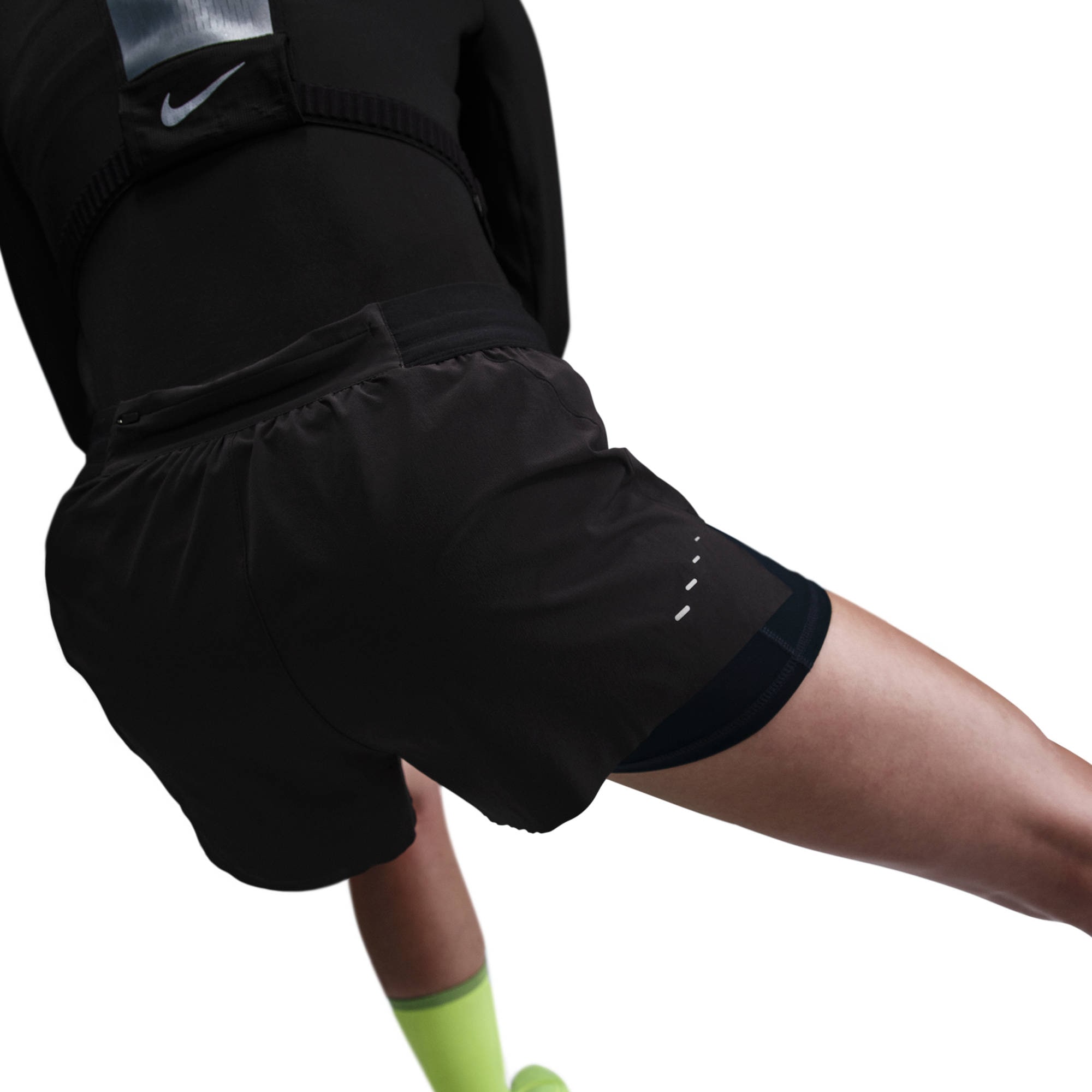 Nike Laufshorts »Nike Swift Women's Dri-FIT Mid-Rise 2-in-1 Running Shorts«  2-in-1-Design, mit Reißverschlusstasche hinten am Bund