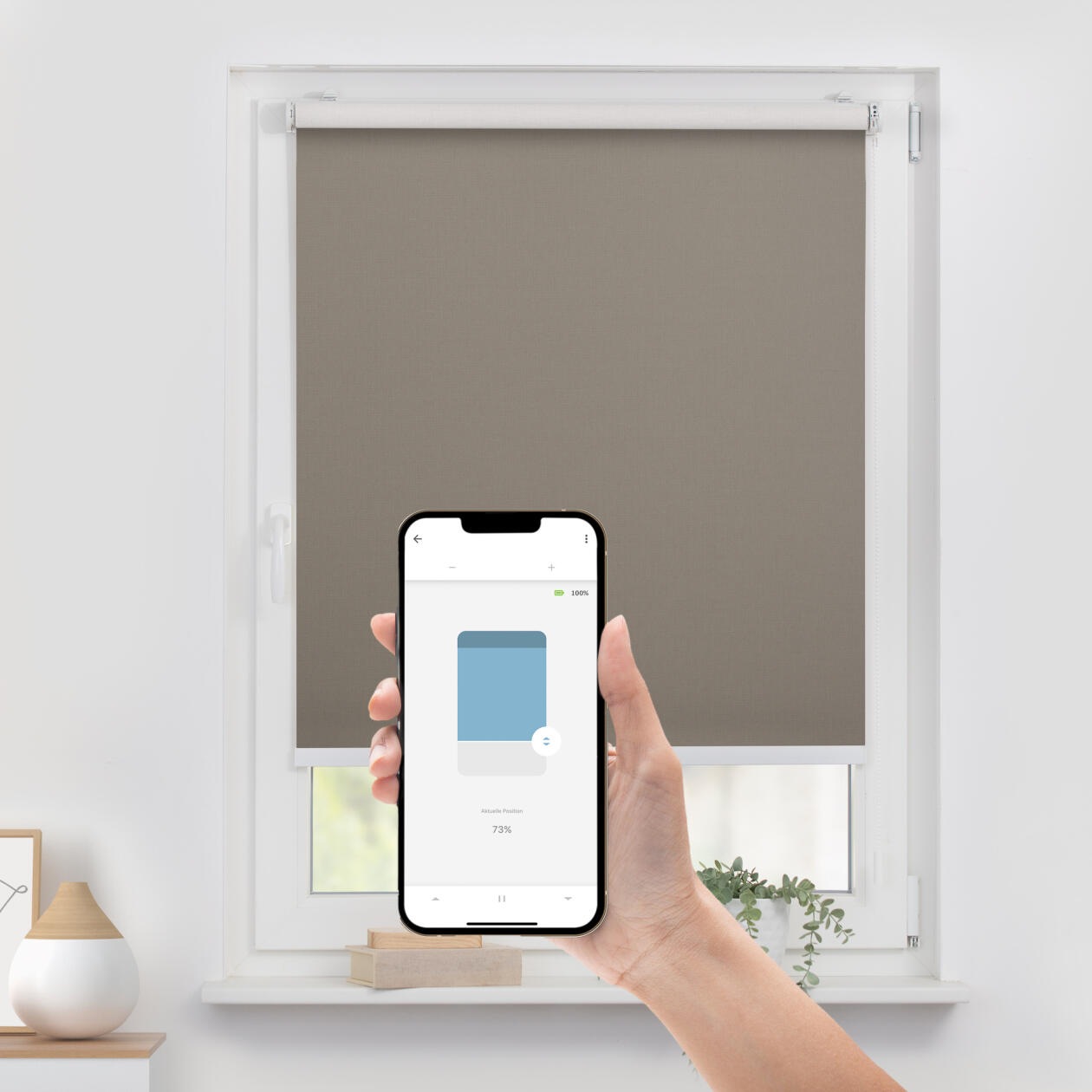 LICHTBLICK ORIGINAL Rollo »Klemmfix, ohne Bohren«, verdunkelnd, Blendschutz-Sichtschutz-Verdunkelung, mit Bohren/ohne Bohren, freihängend, Steuerbar mit Bluetooth-App, integrierter Elektromotor und Akku