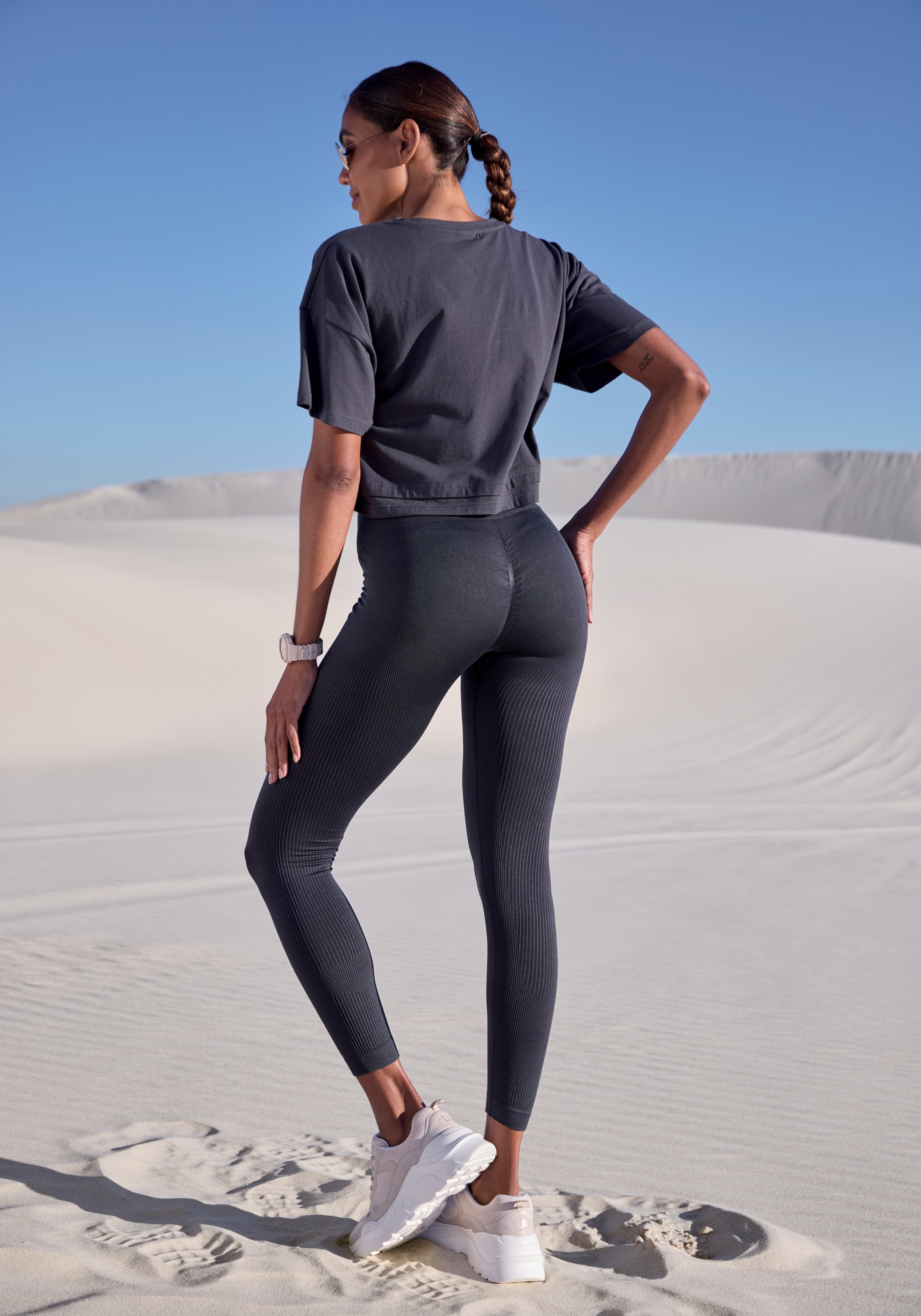 LASCANA Kurzarmshirt mit kastigem Schnitt und Lagen-Look