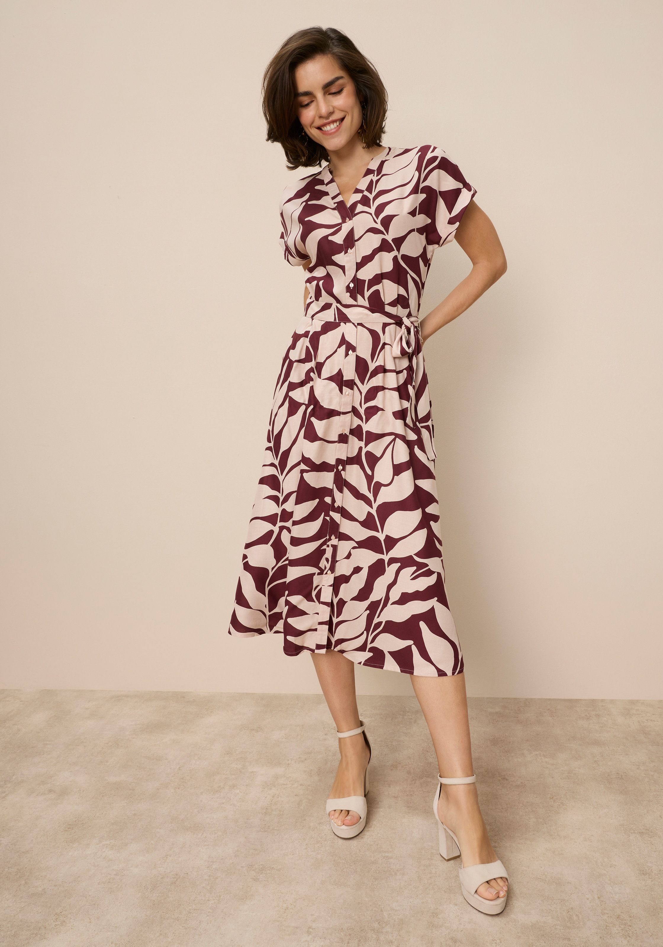 Tamaris Hemdblusenkleid Set, mit Bindegürtel, 2 tlg. tlg. aus Viskose, für Frühling und Sommer, gemustert, Mitte-Wade-Länge