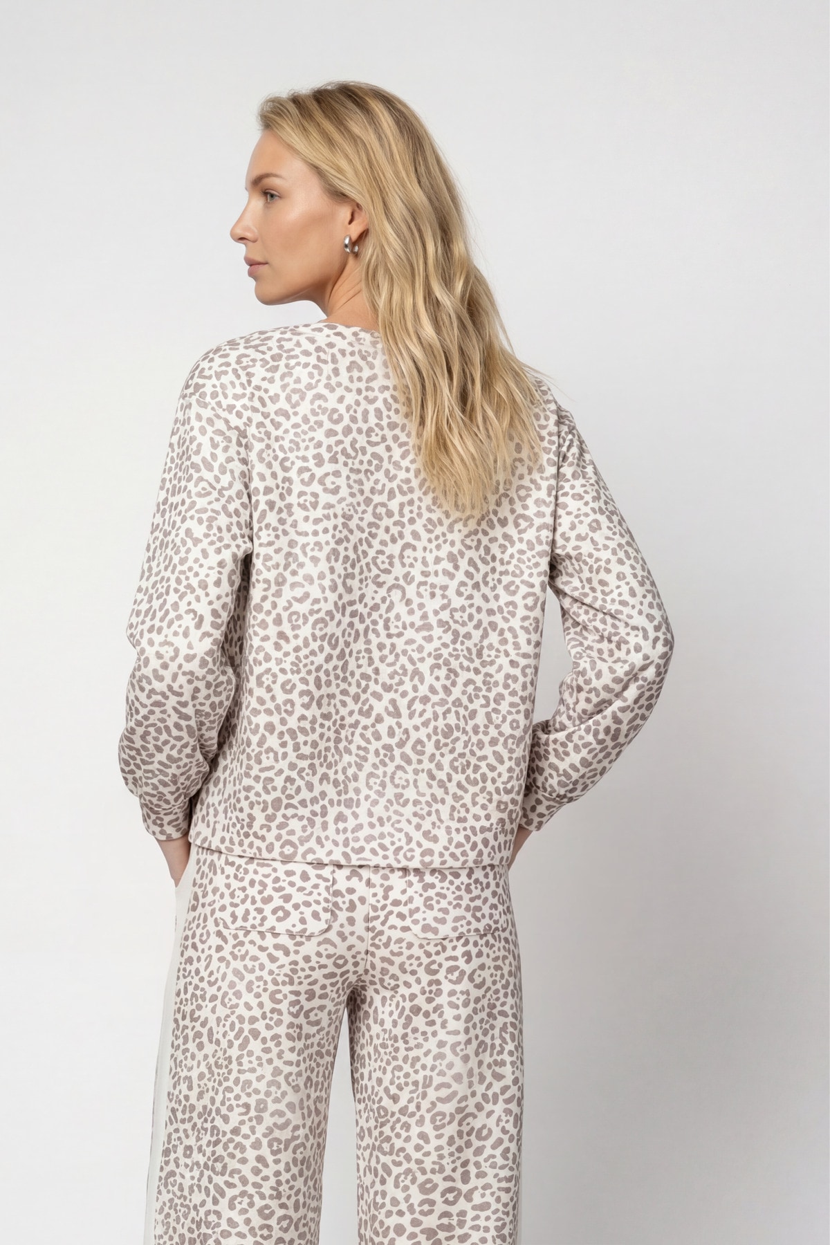 Monari Sweatshirt »Sweatshirt Leo allover«, Regular fit mit Leomuster
