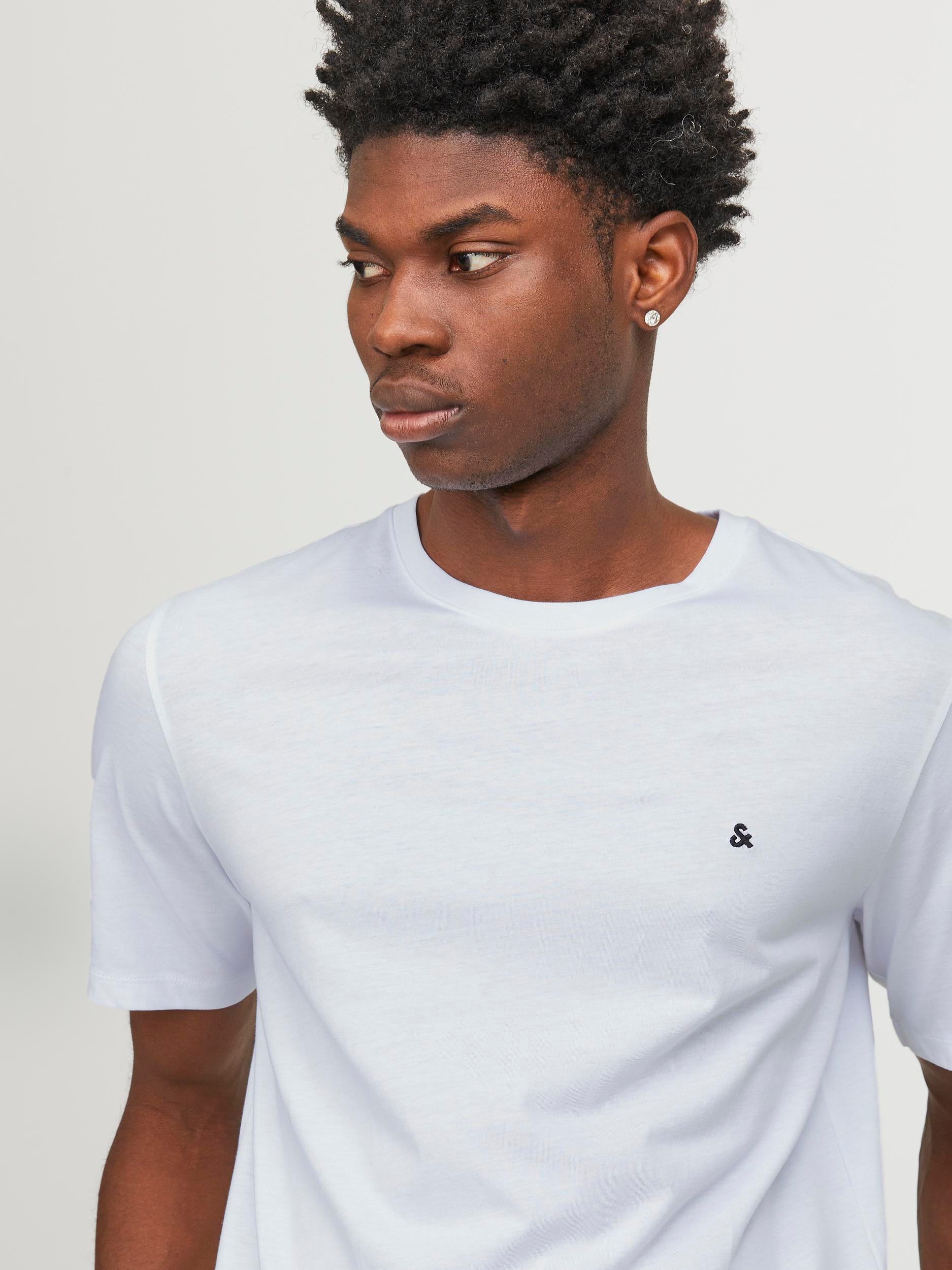 Jack & Jones Rundhalsshirt »JJEPAULOS TEE SS CREW NECK NOOS«, mit Logo Stickerei