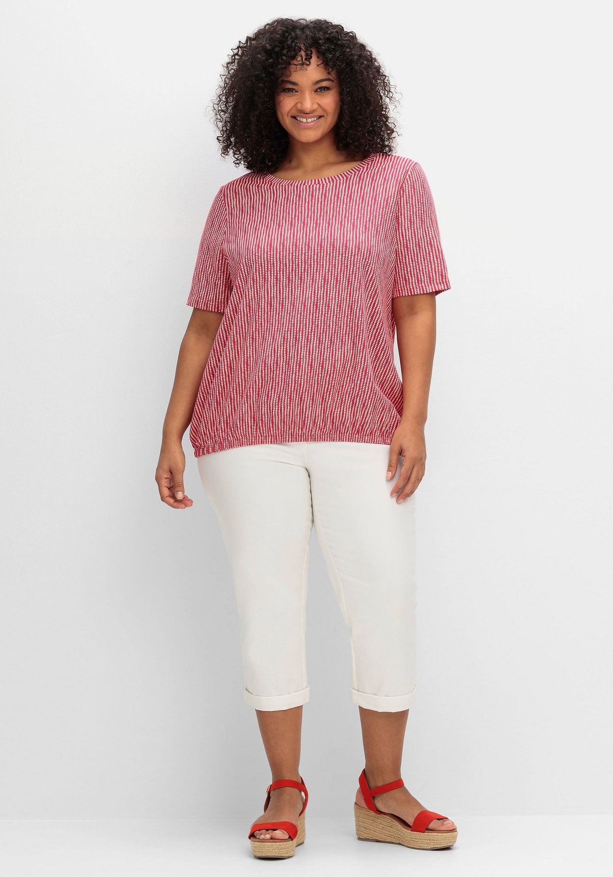 Sheego Rundhalsshirt »Shirt mit Minimal-Druck und Gummizugbund«, mit Minimal-Druck und Gummizugbund