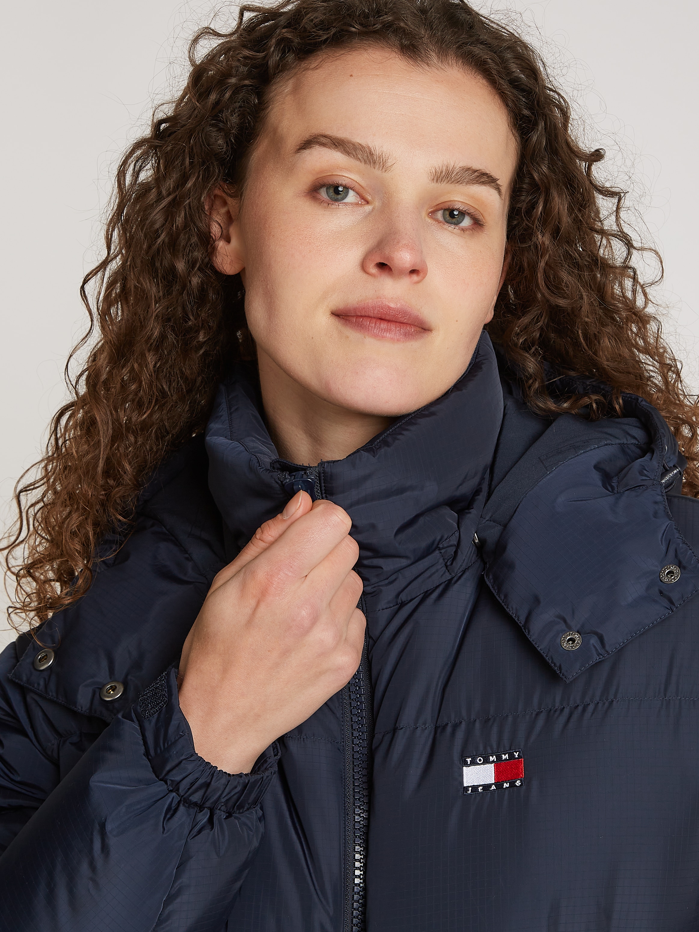Tommy Jeans Steppjacke »TJW CRP ALASKA PUFFER«, mit Kapuze, mit Logostickereien