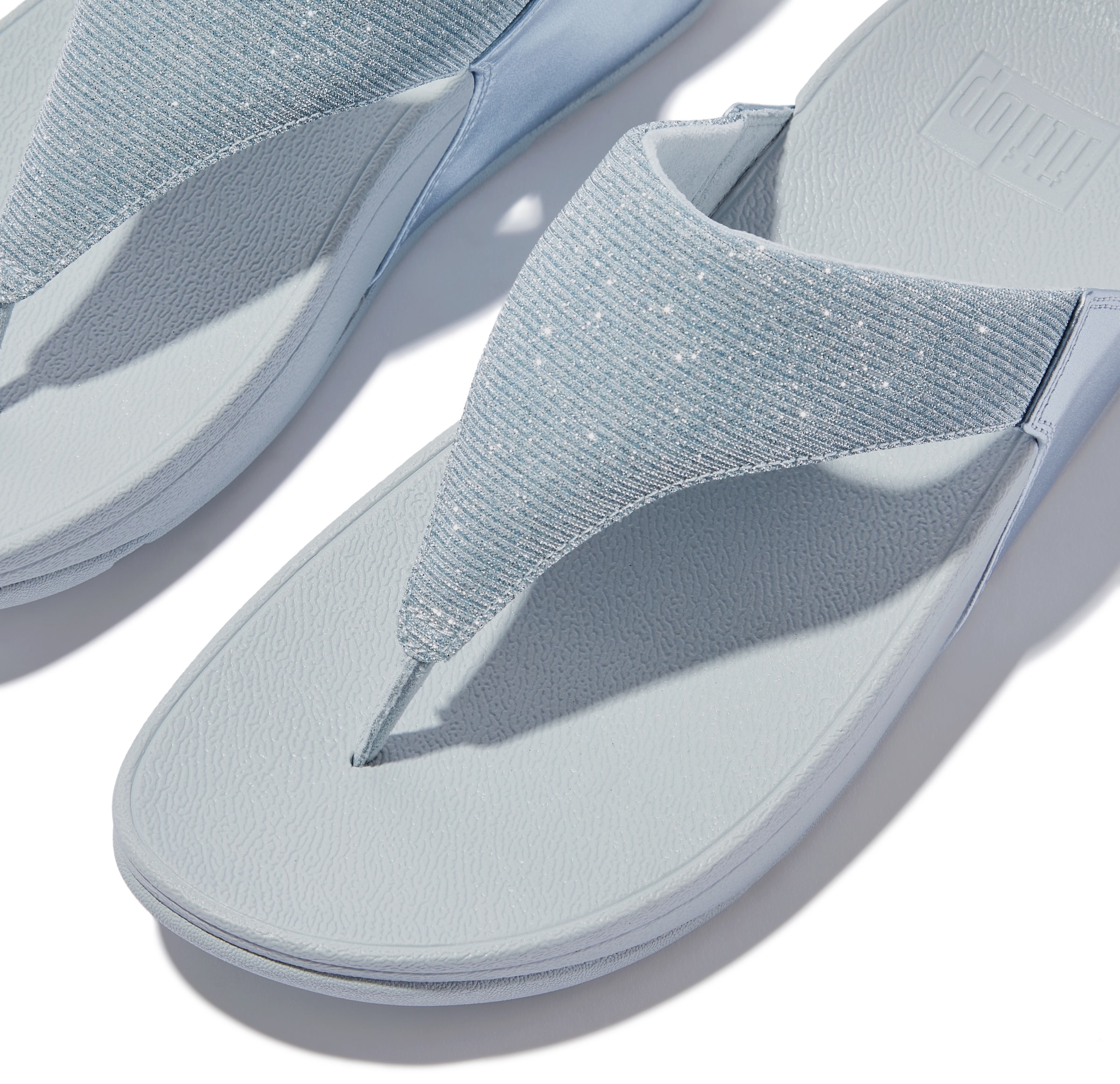 Fitflop Zehentrenner »LULU SHIMMERLUX TOE-POST SANDALS«, Keilabsatz, Sommerschuh, Schlappen in schimmernder Optik