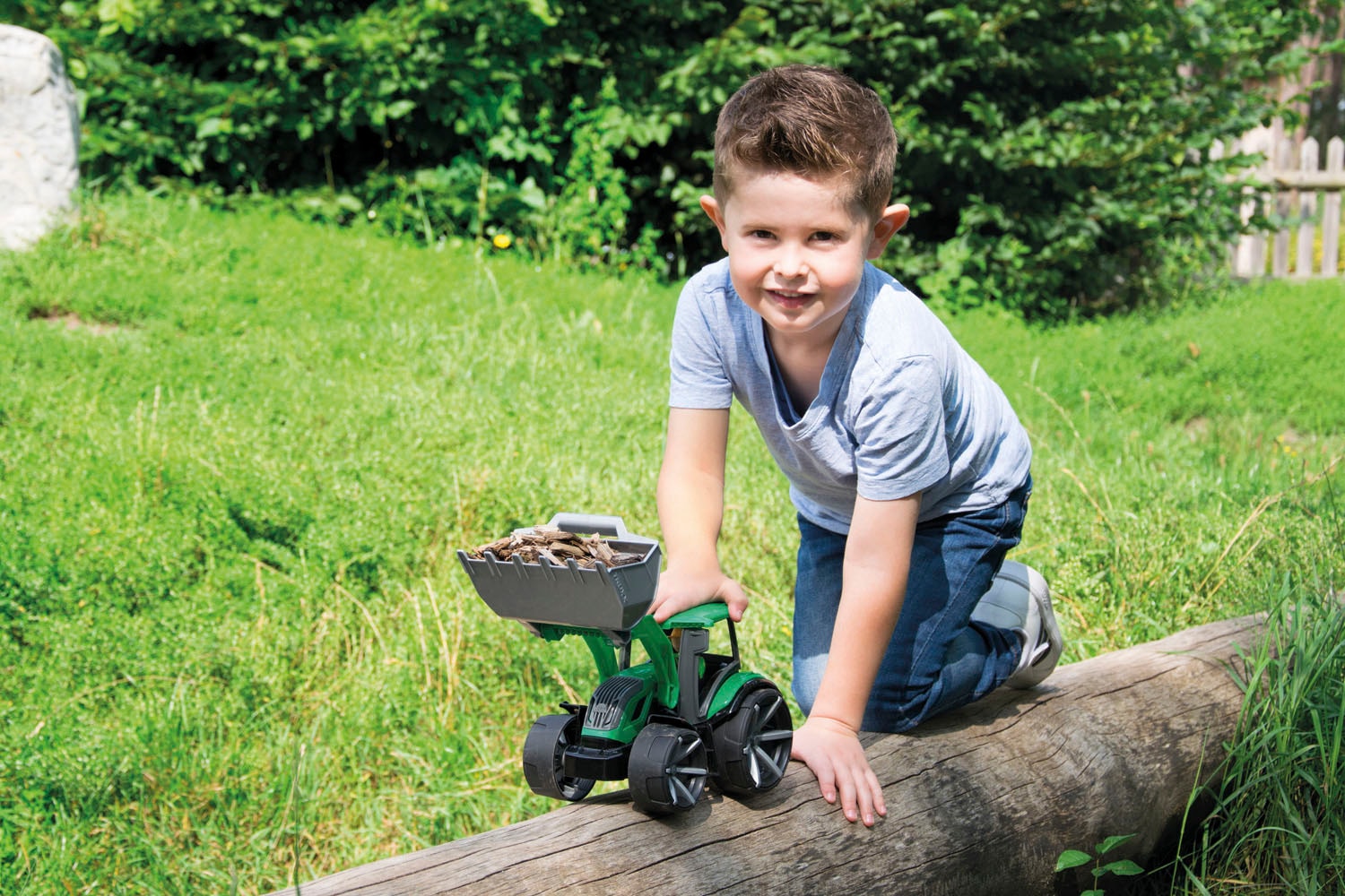 Lena® Spielzeug-Traktor »TRUXX², grün«, inklusive Spielfiugr; Made in Europe