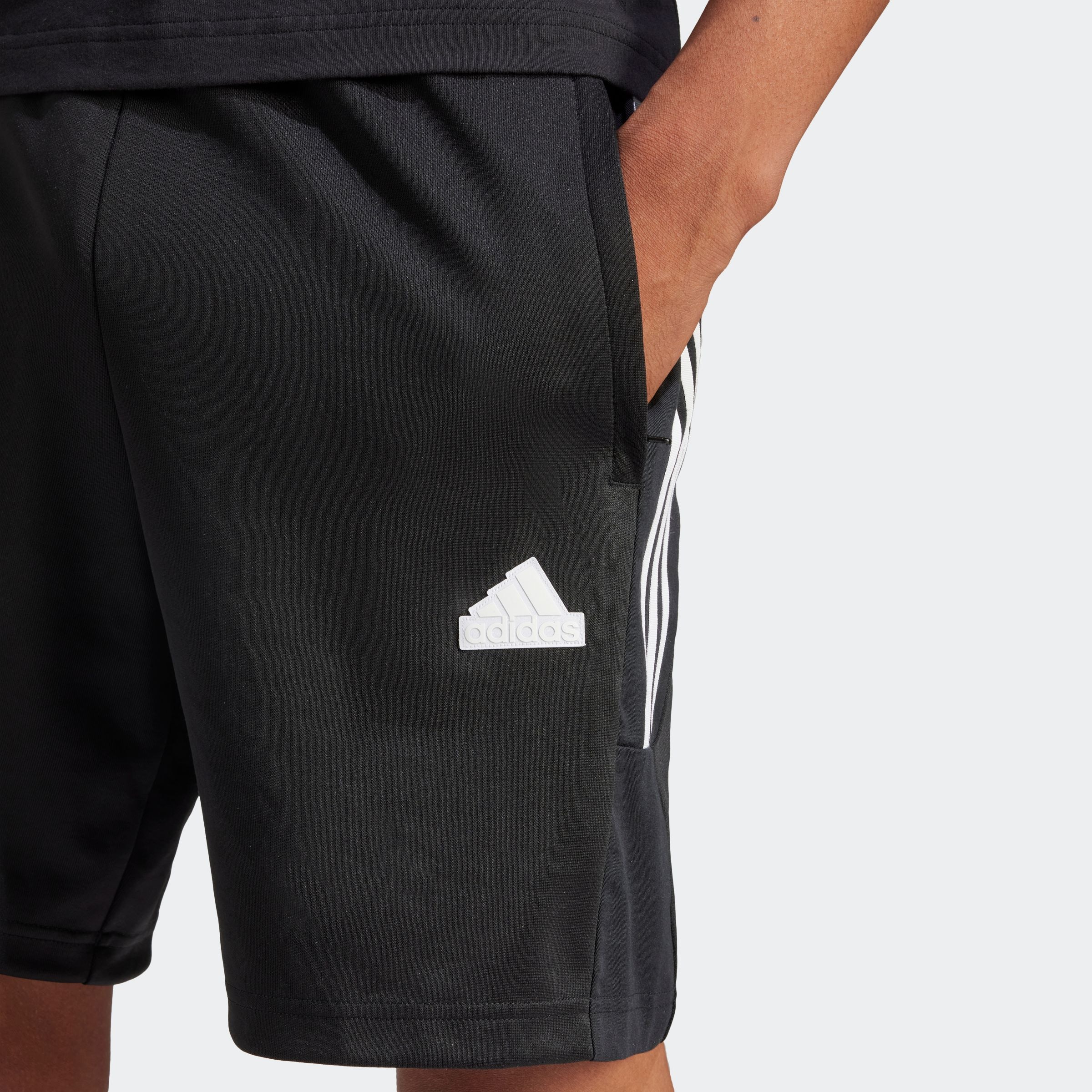 adidas Sportswear Shorts »M TIRO SHO Q1«, (1 tlg.), Trainingsshorts mit Logo, Druckknopftasche
