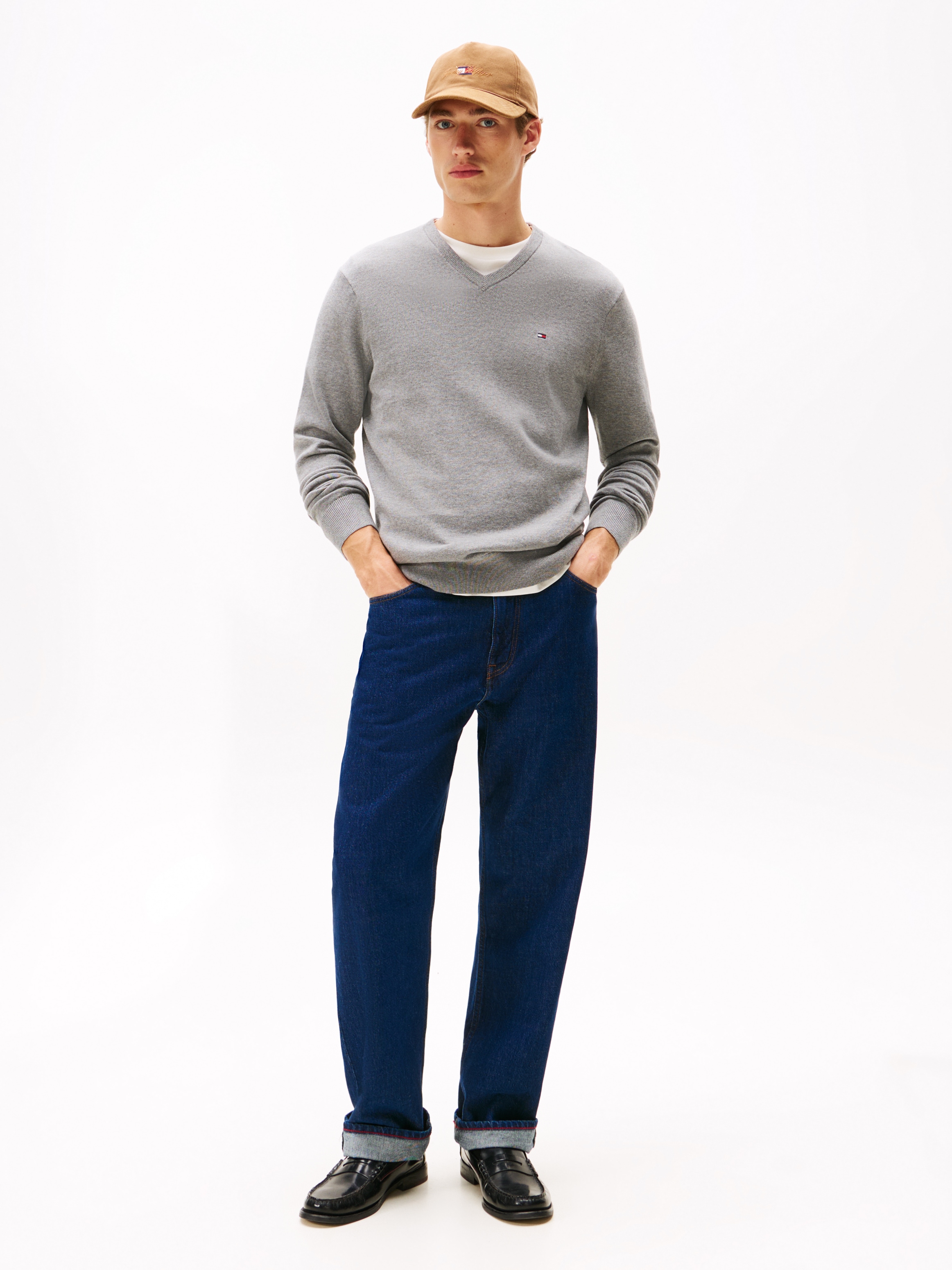 Tommy Hilfiger Strickpullover »ESSENTIAL COTTON V NECK mit V-Ausschnitt und Stickerei«, unifarben, casual, regular fit, Baumwolle, V-Ausschnitt