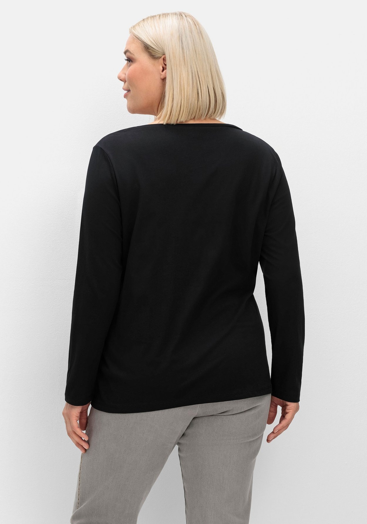 Sheego Langarmshirt »Langarmshirt mit Ösen- und Nietenverzierung«, mit Ösen- und Nietenverzierung