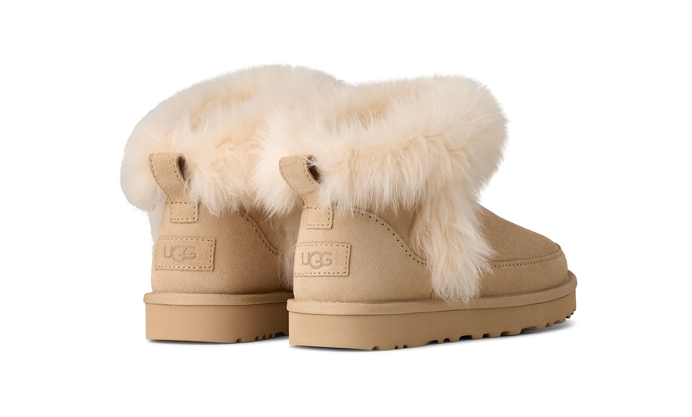 UGG Winterboots »Classic Ultra Mini Chalet«  Ankleboots, Schlupfboots mit modischer Schaffell Verzierung