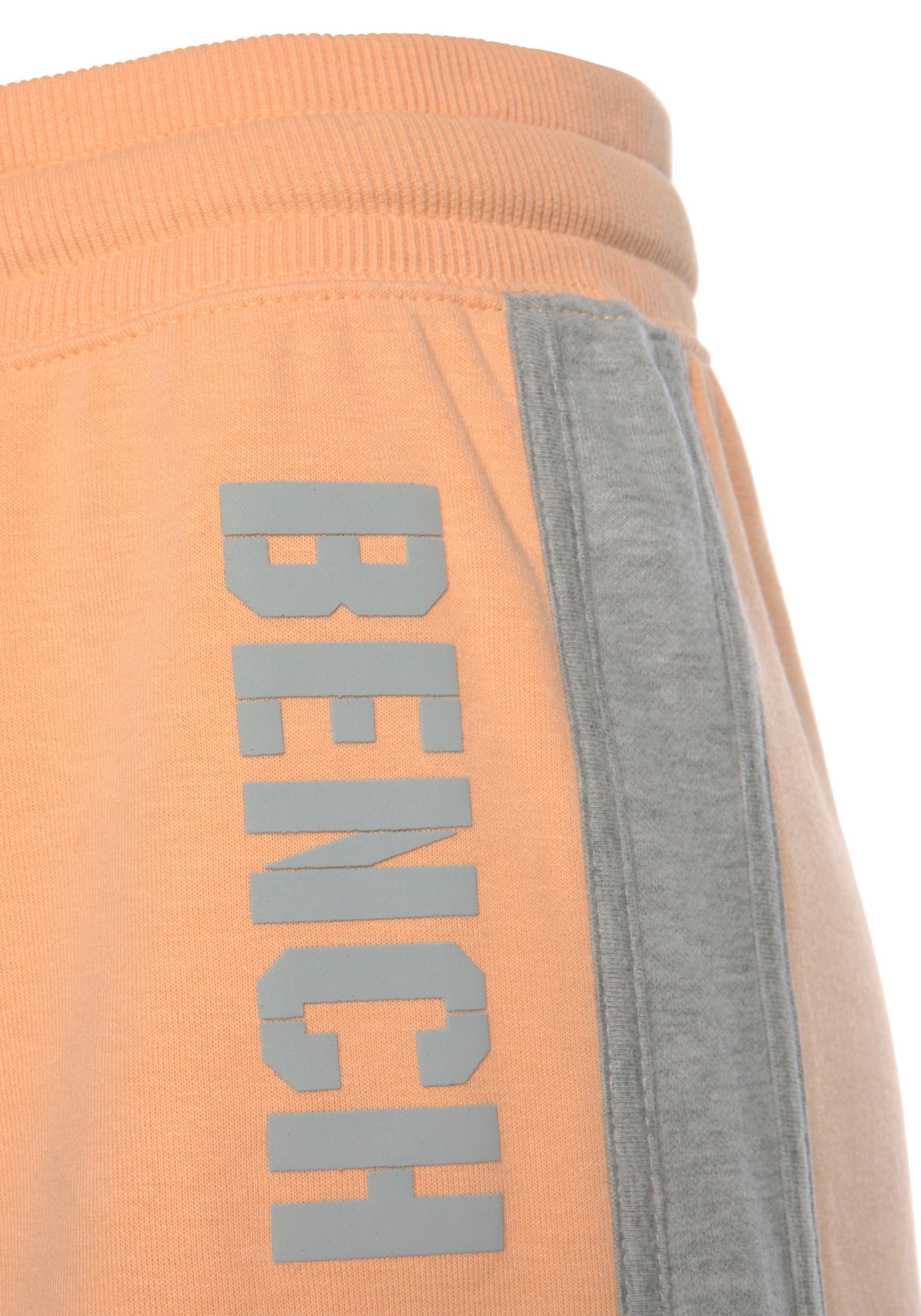 Bench. Sweatshorts »mit elastischem Bündchen,«, bei kontrastfarbenen Logodruck, OTTO Loungeanzug Einsätzen bestellen und