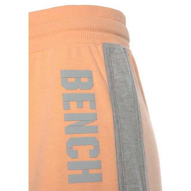 Bench. Sweatshorts »mit elastischem Bündchen,«, kontrastfarbenen Einsätzen  und Logodruck, Loungeanzug bestellen bei OTTO