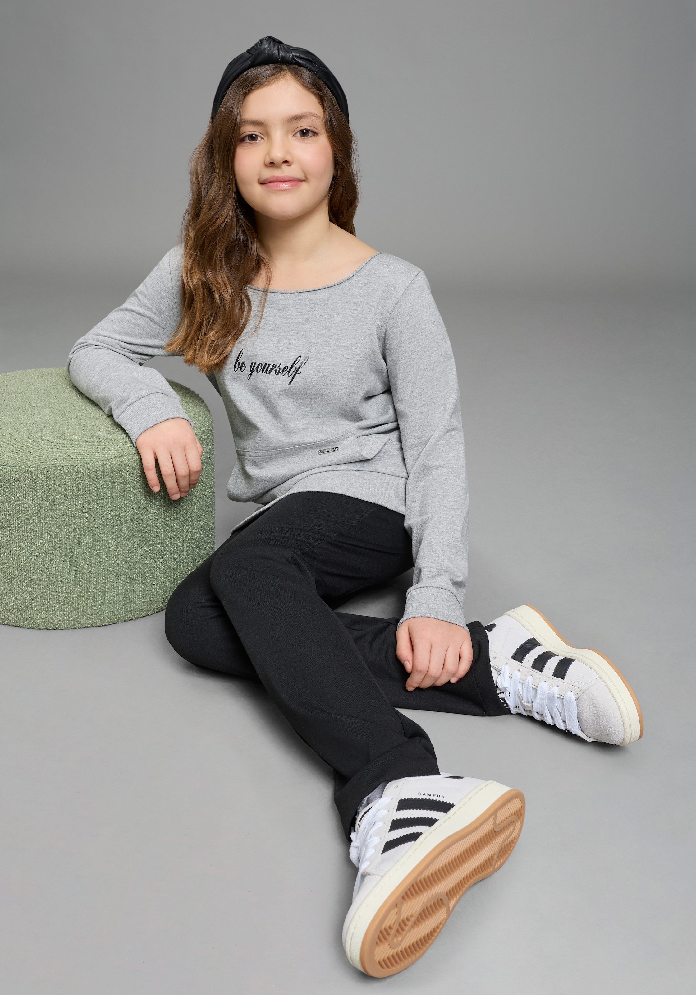 Bruno Banani Sweatshirt »mit lässigem Ausschnitt & Folienprint für Mädchen: BE YOURSELF«, für Mädchen, mit Glitzerdruck und Applikation, mit U-Boot-Ausschnitt

