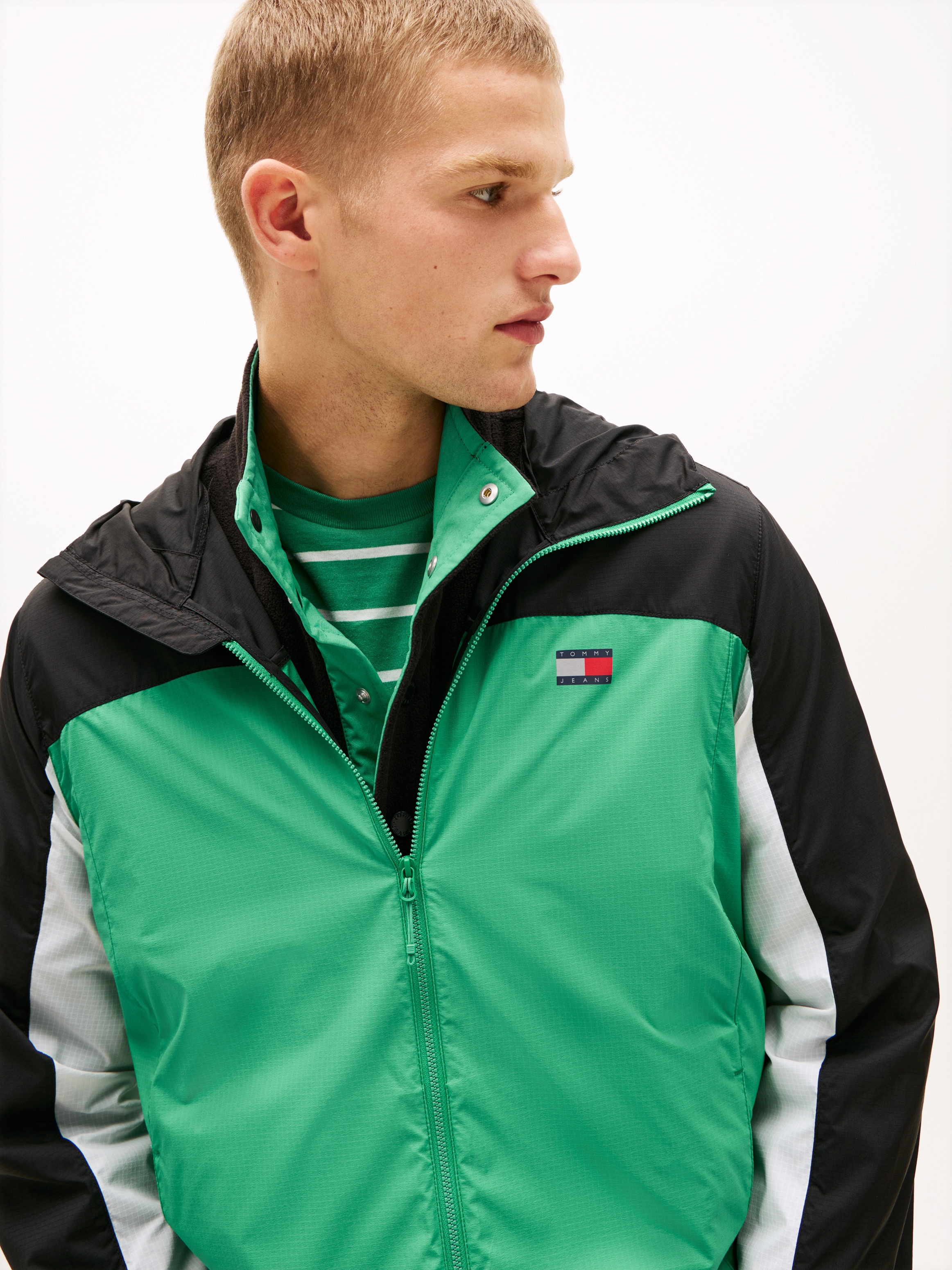 Tommy Jeans Outdoorjacke »TJM OUTDOOR SHELL« mit Kapuze Windsheeter Windjacke Packable Fahrradjacke Regular fit mit Kapuze