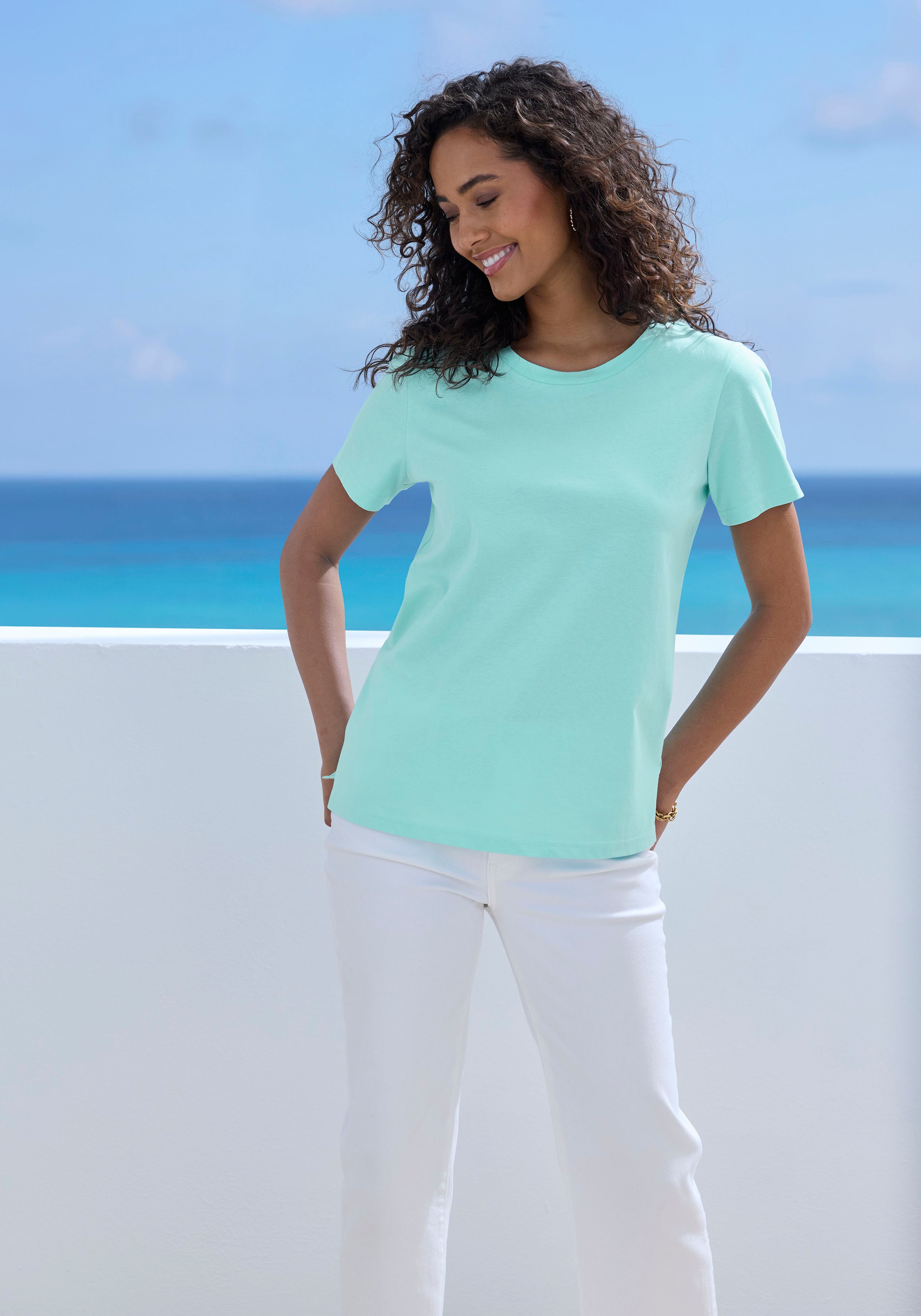 Beachtime T-Shirt »mit modischem Schlitz am Saum«, aus hochwertiger Baumwoll-Qualität