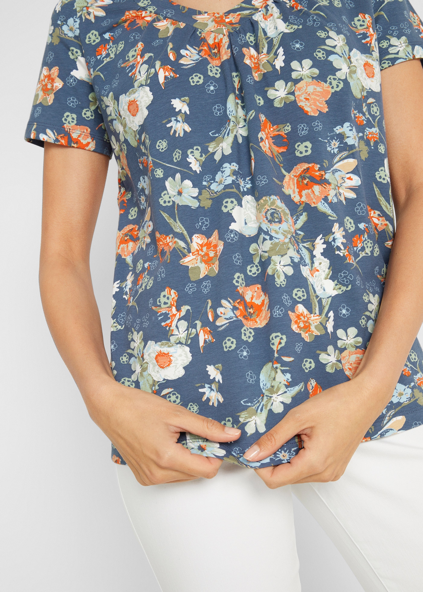 bonprix T-Shirt »Shirt mit Druck, kurzarm« mit All-Over Print und V-Ausschnitt