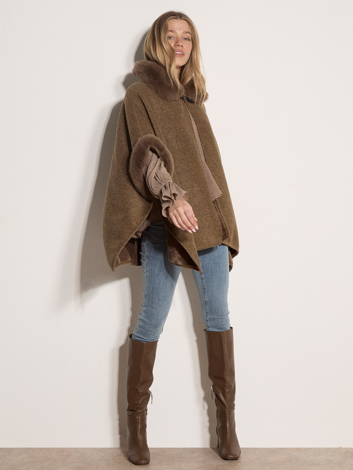 Apricot Strickcape »Cape mit Kunstfellbesatz« mit Manschetten