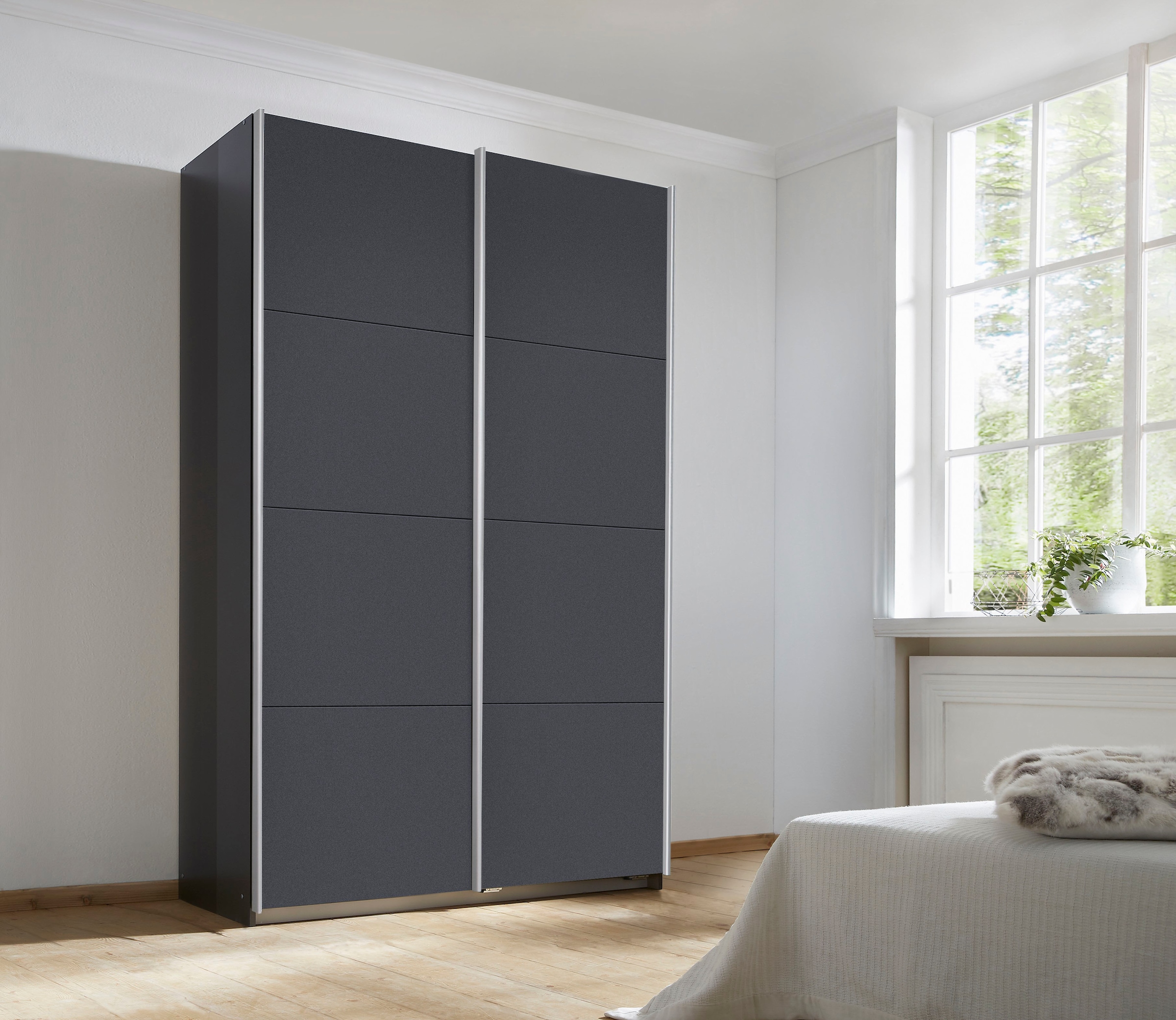 INOSIGN BY RAUCH Schwebetürenschrank »Kleiderschrank Schrank Garderobe Schlafzimmerschrank THANOS«, (in 3 verschiedenen Ausstattungen BASIC/CLASSIC/PREMIUM), Optional mit Spiegel, Metall-Griffleisten alufarben MADE IN GERMANY