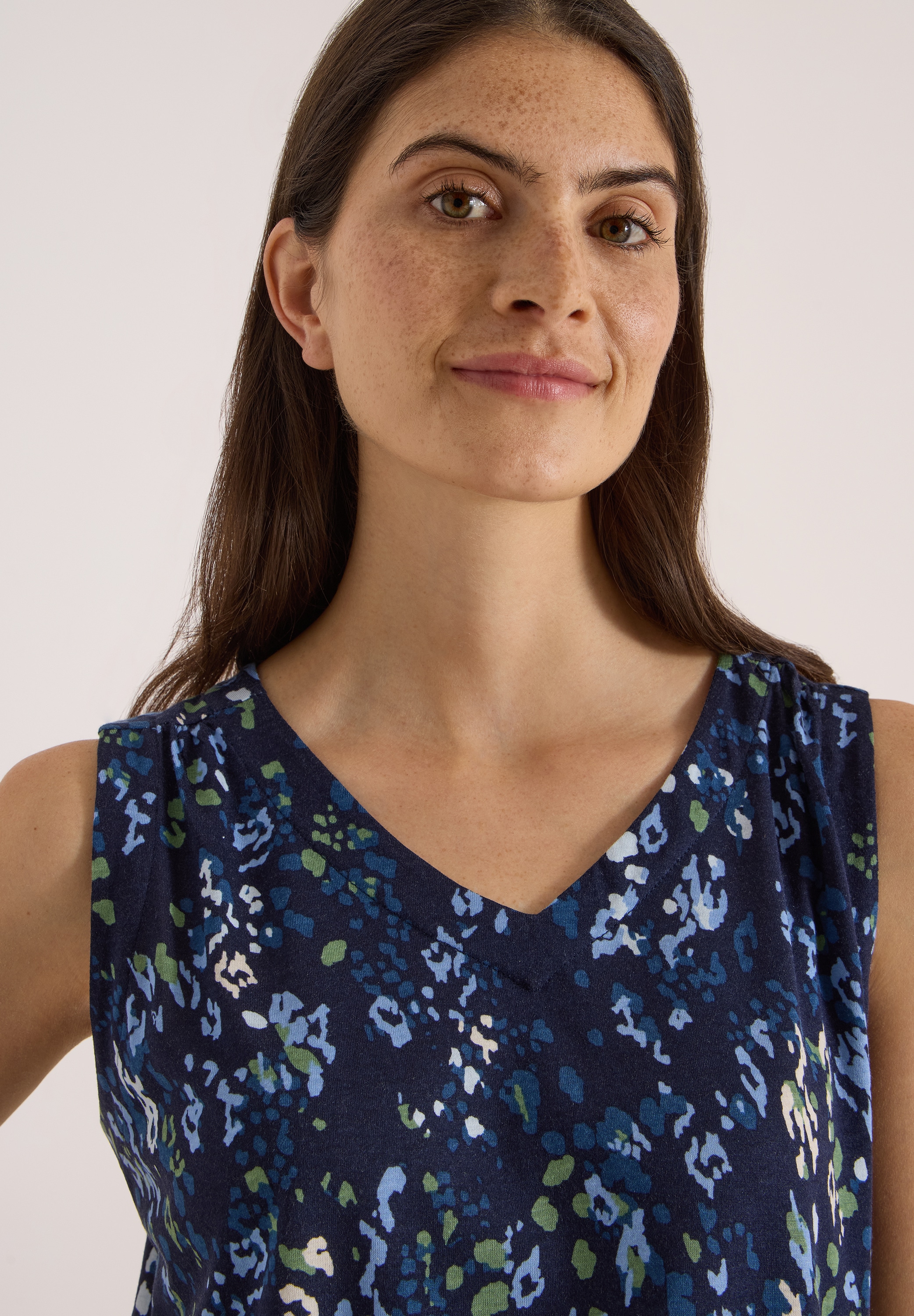 Cecil Shirttop Sommertop mit Rounded V-Neck und grafischem Muster