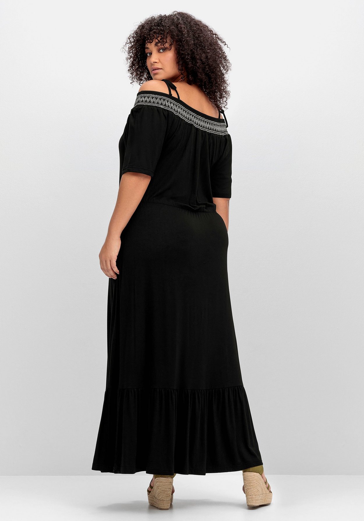 Sheego Strandkleid »Strandkleid mit Carmenausschnitt und Volants«