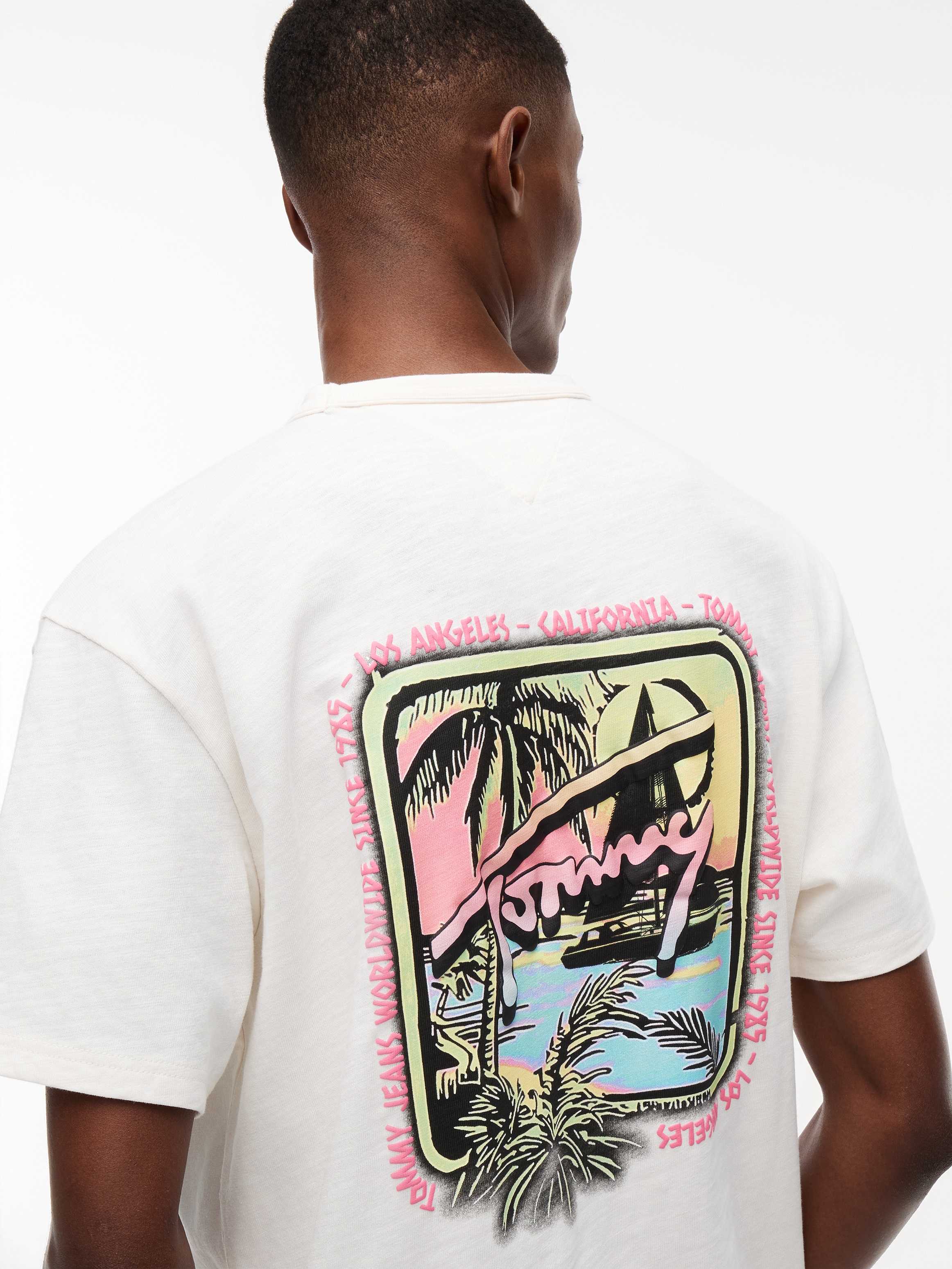 Tommy Jeans T-Shirt »TJM RELAXED NOVELTY« relaxed Fit mit strukturierter Rückengrafik