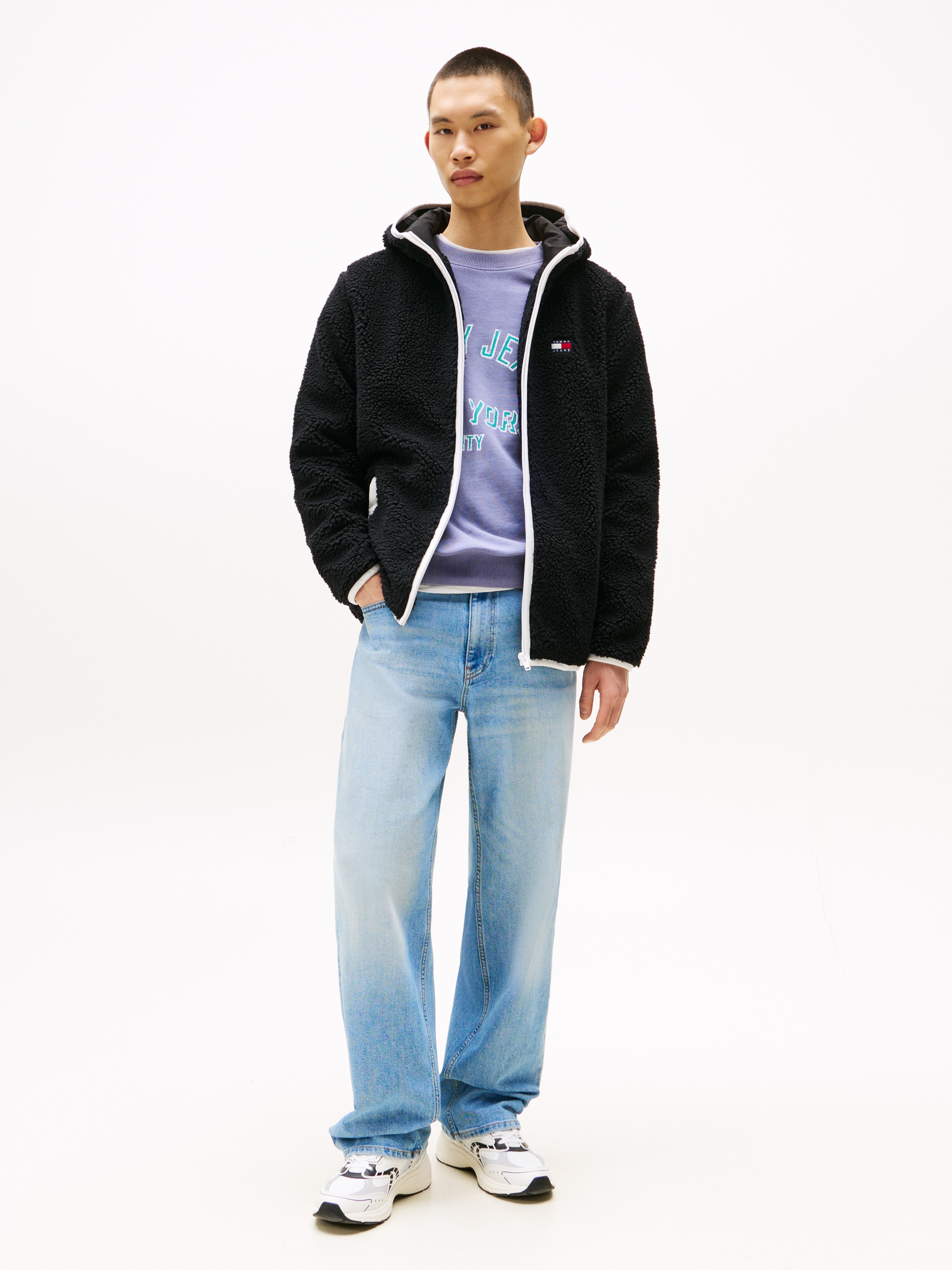 Tommy Jeans Plüschjacke »TJM REG BADGE TEDDY ZIP TRU EXT«, mit Kapuze, Freizeitjacke, Übergangsjacke, Teddyjacke mit Logopatch