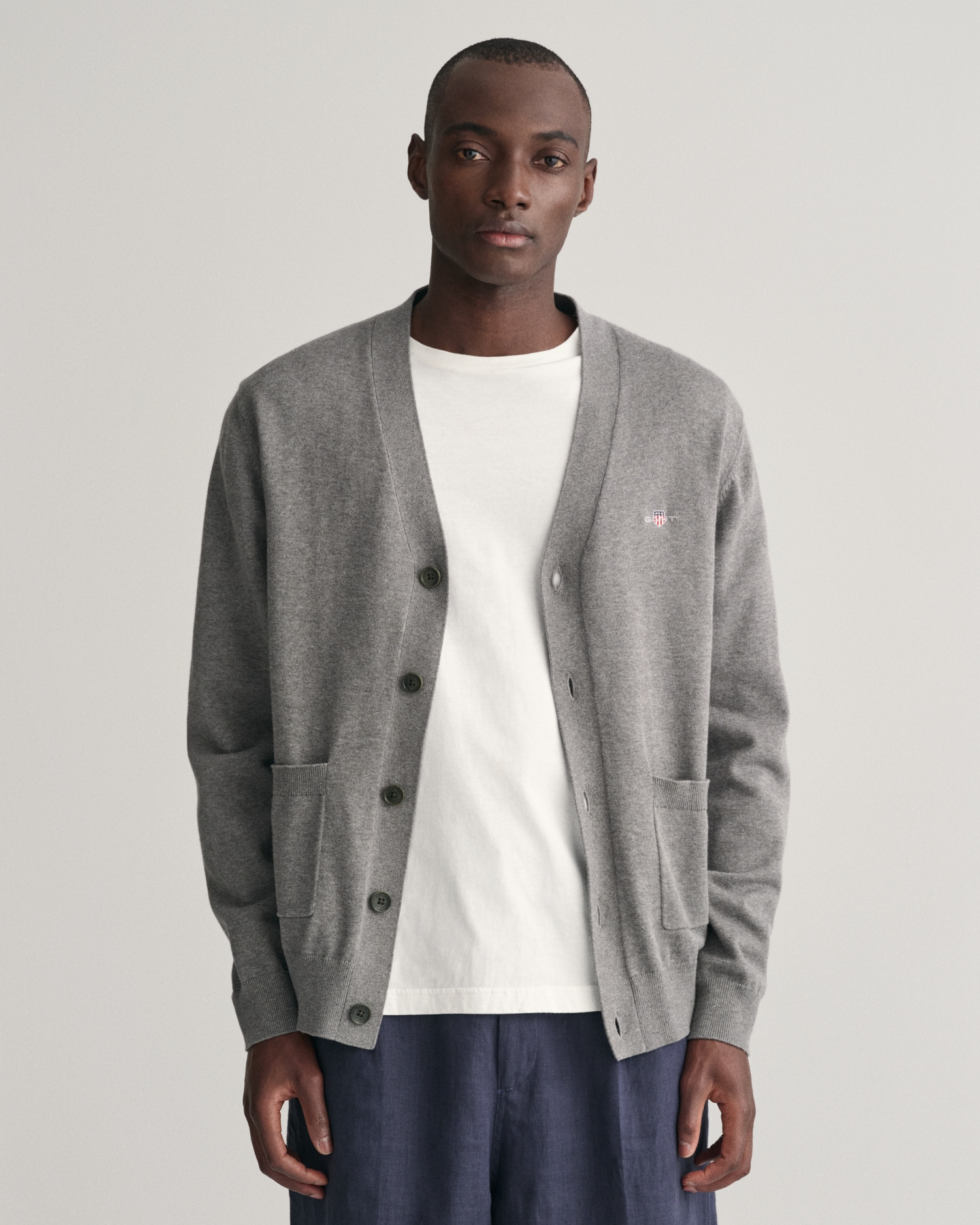 Gant Strickjacke »CLASSIC COTTON V-CARDIGAN«, Grafische GANT-Stickerei auf der Brust