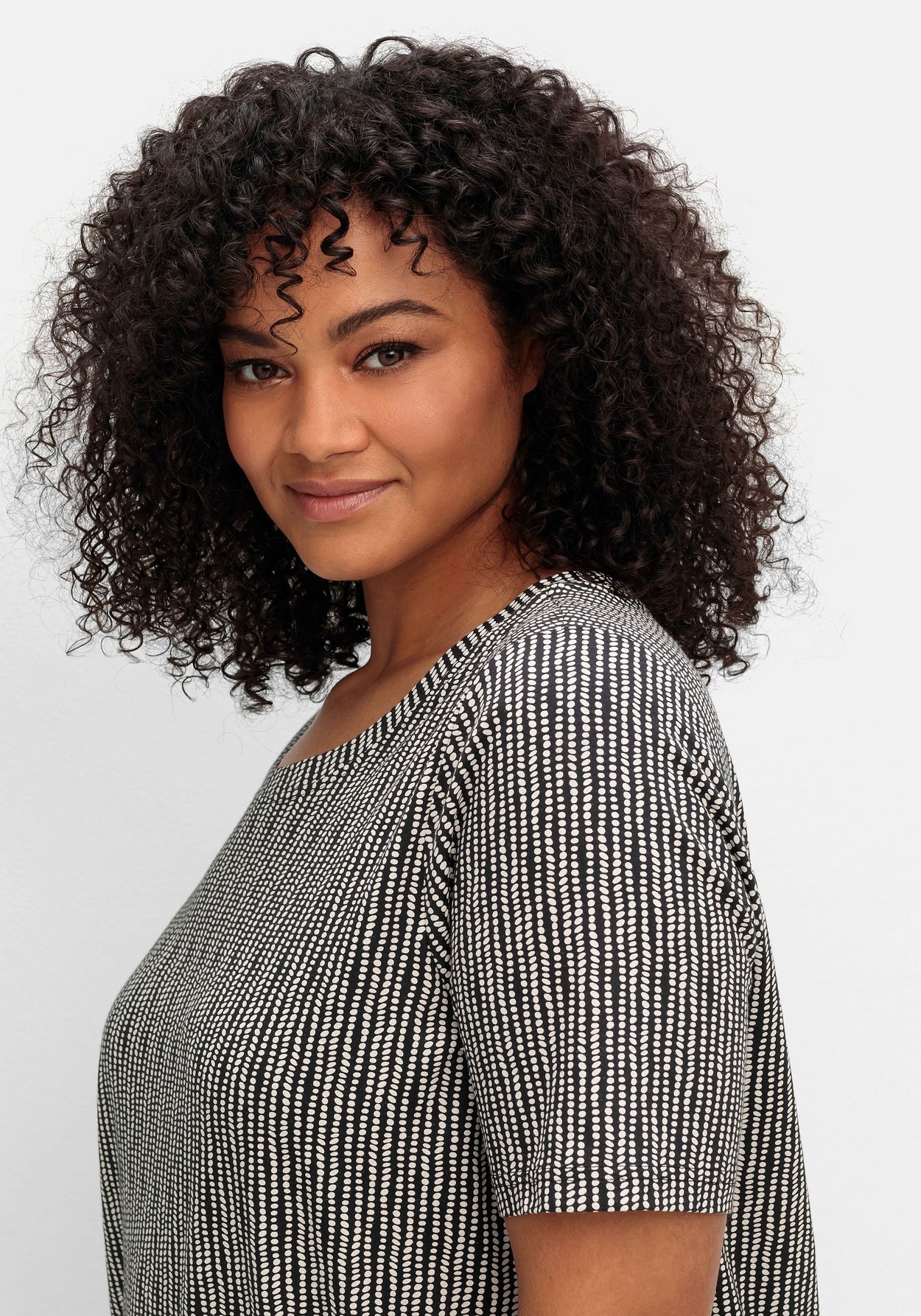 Sheego Rundhalsshirt »Shirt mit Minimal-Druck und Gummizugbund«, mit Minimal-Druck und Gummizugbund