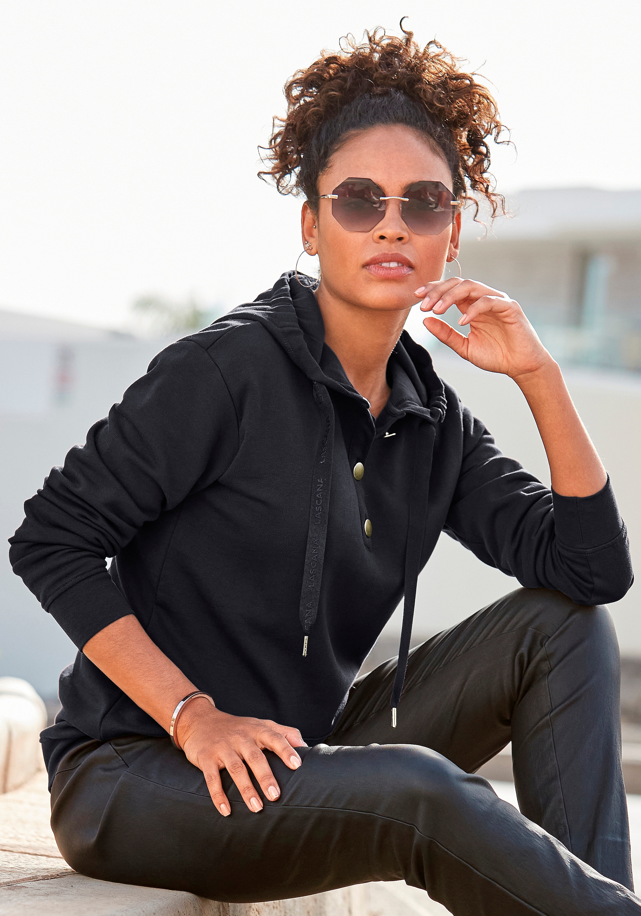 LASCANA Sweatshirt, mit Knöpfen