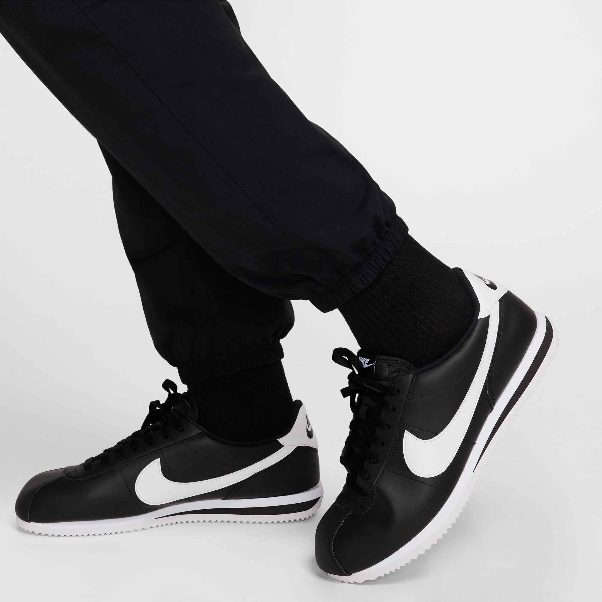 Nike Sportswear Sporthose »M NK CLUB WVN CARGO PANT«  aus Nylon, leichtes Material, sportlicher Stil