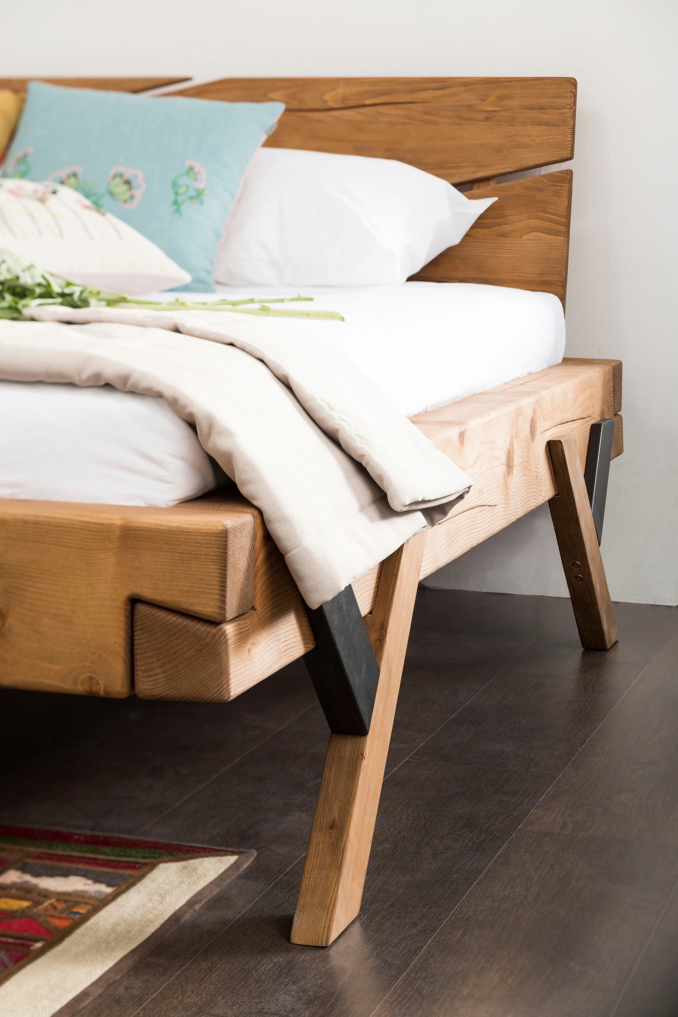 SalesFever Massivholzbett »Eik Naturbelassenes Bett« Urige Eleganz trifft moderne Formen - Unikat-Balkenbett