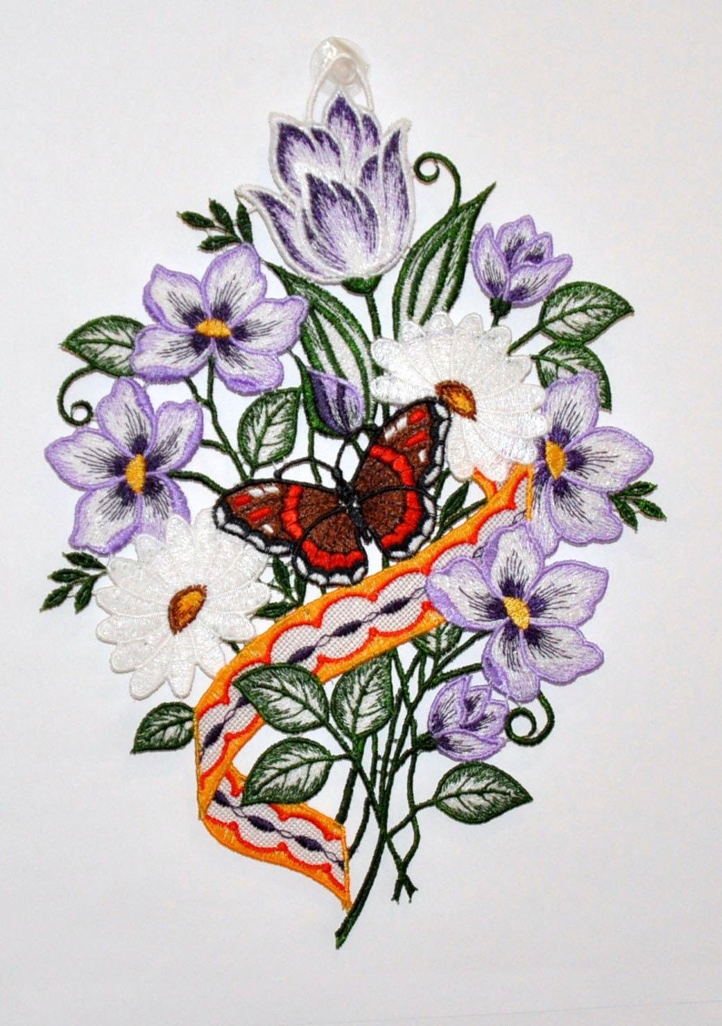 Stickereien Plauen Fensterbild »Blumenband Fensterbild« Fensterbild "Blumenband" in lila, Größe B/L: 21 cm x 30 cm