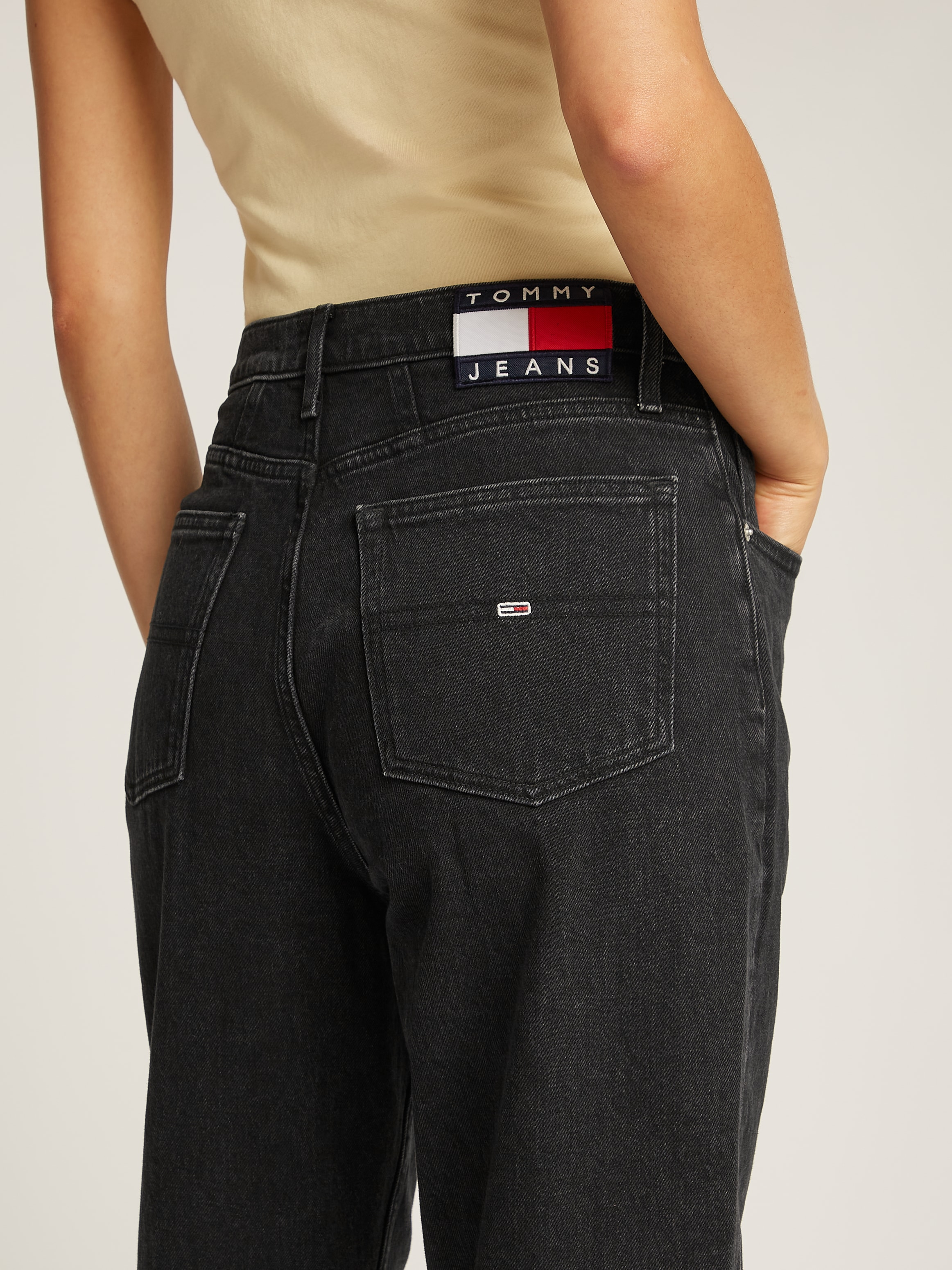 Tommy Jeans Mom-Jeans »MOM JEAN UH TPR«, mit Logo-Stickereien, in knöchelfreier Länge