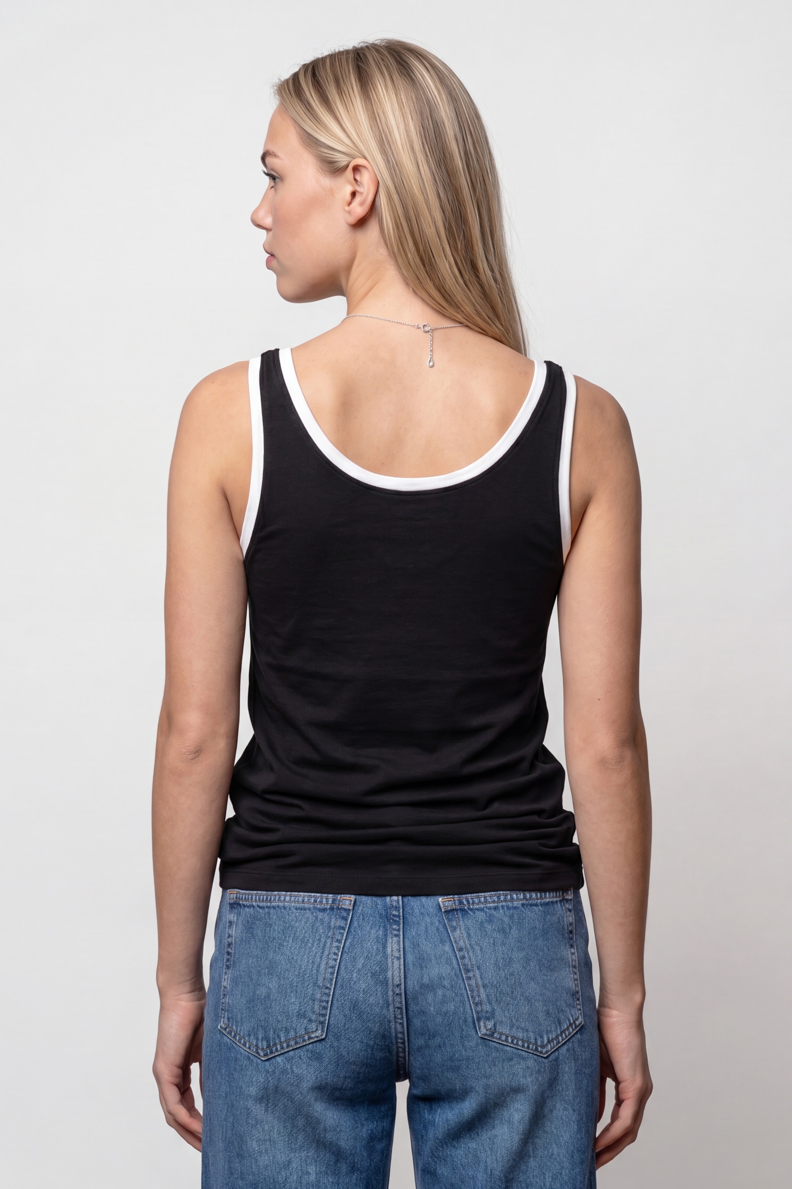 Alife & Kickin T-Shirt Tailliert geschnitten mit Kontrastpaspel und V-Ausschnitt