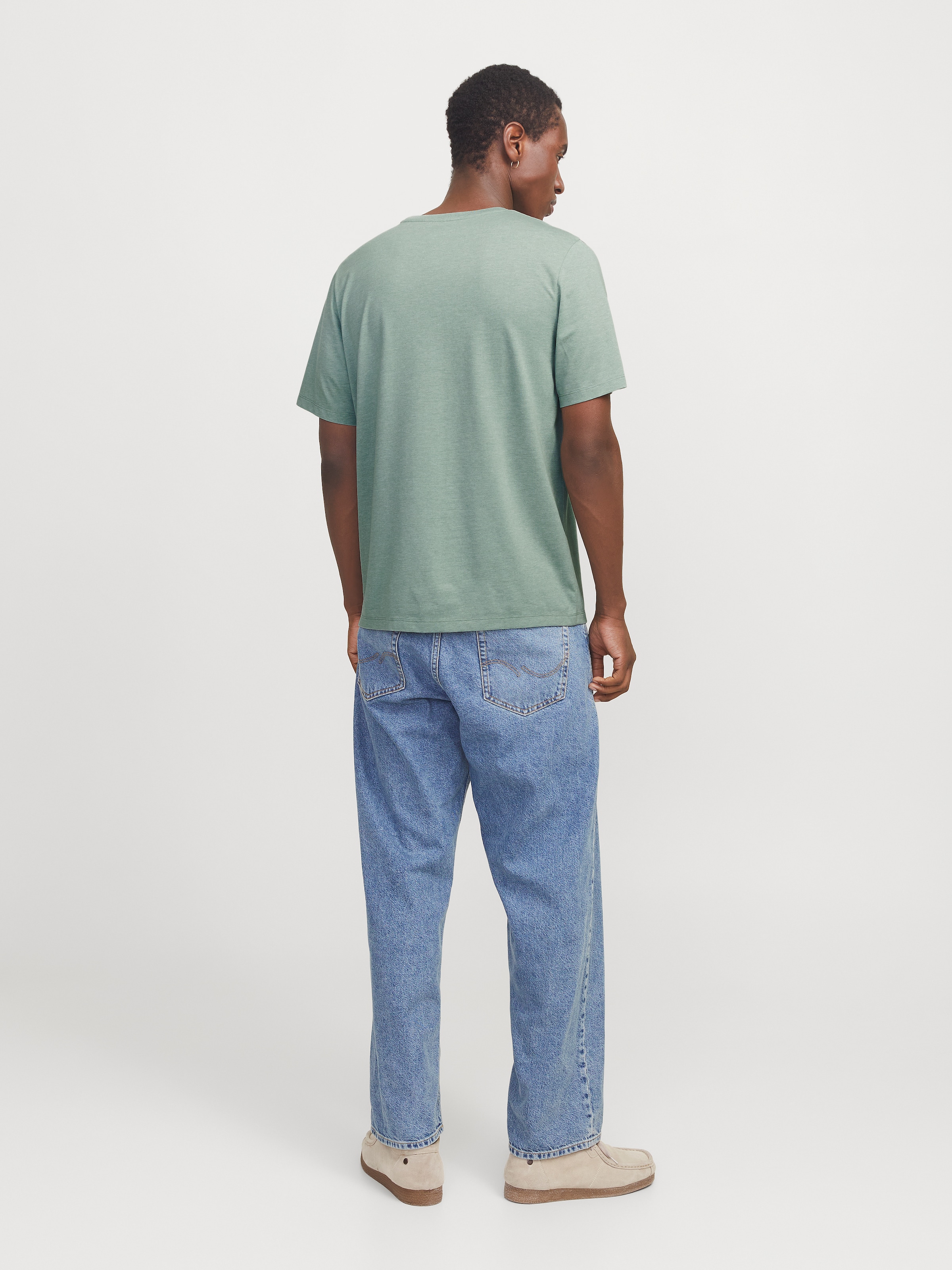 Jack & Jones Rundhalsshirt »JJEPAULOS TEE SS CREW NECK NOOS«, mit Logo Stickerei