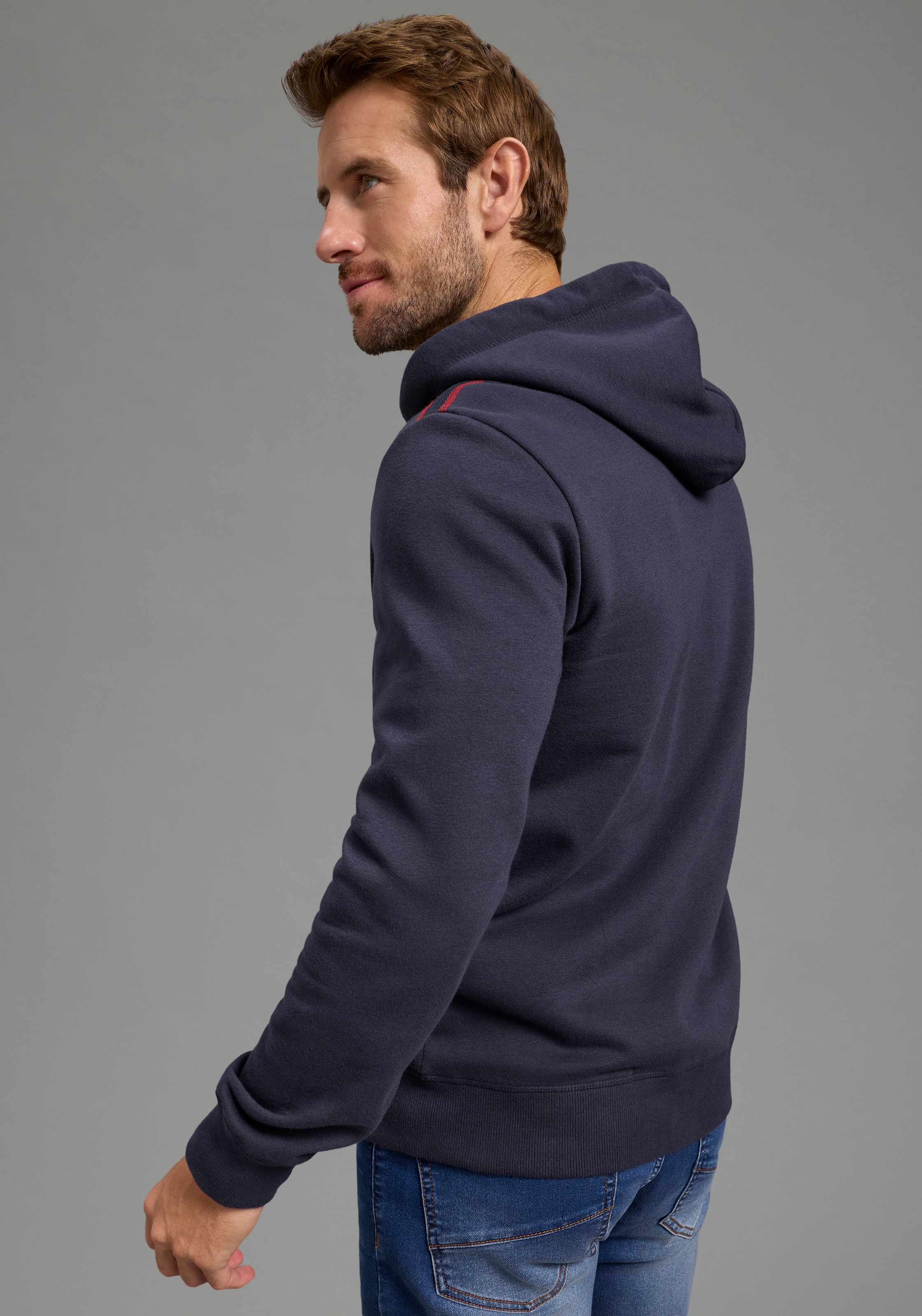 KangaROOS Kapuzensweatjacke mit Kapuze und Kordelzug, aus angerauter Sweatware, schmale Passform