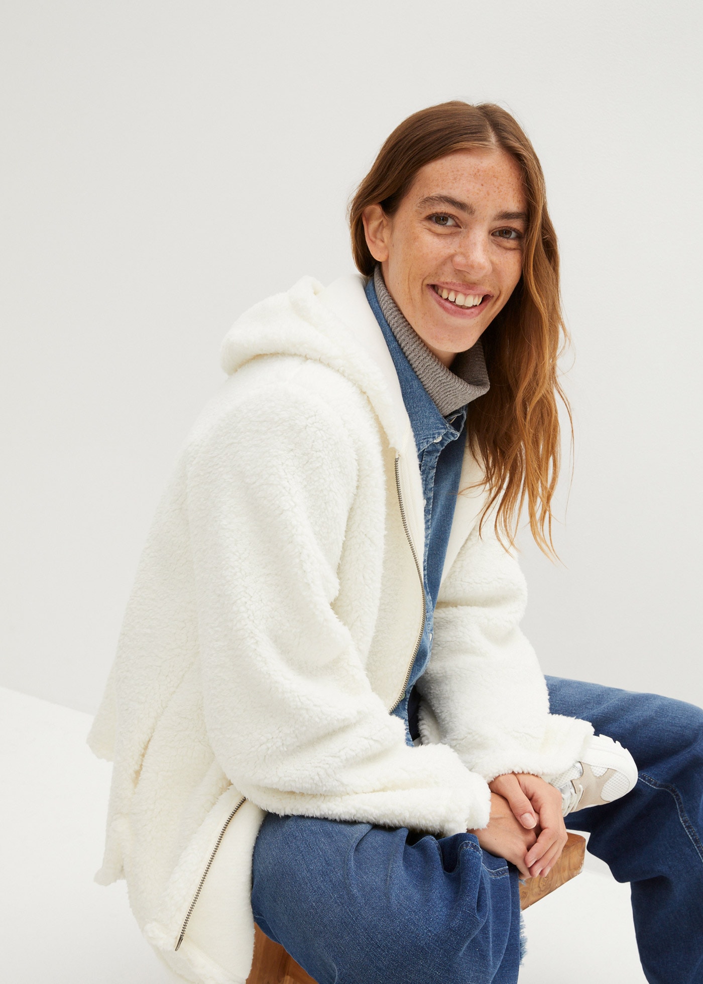 bonprix Fleecejacke mit Kapuze Teddy-Fleece Jacke in A-Linie mit Seitenschlitzen