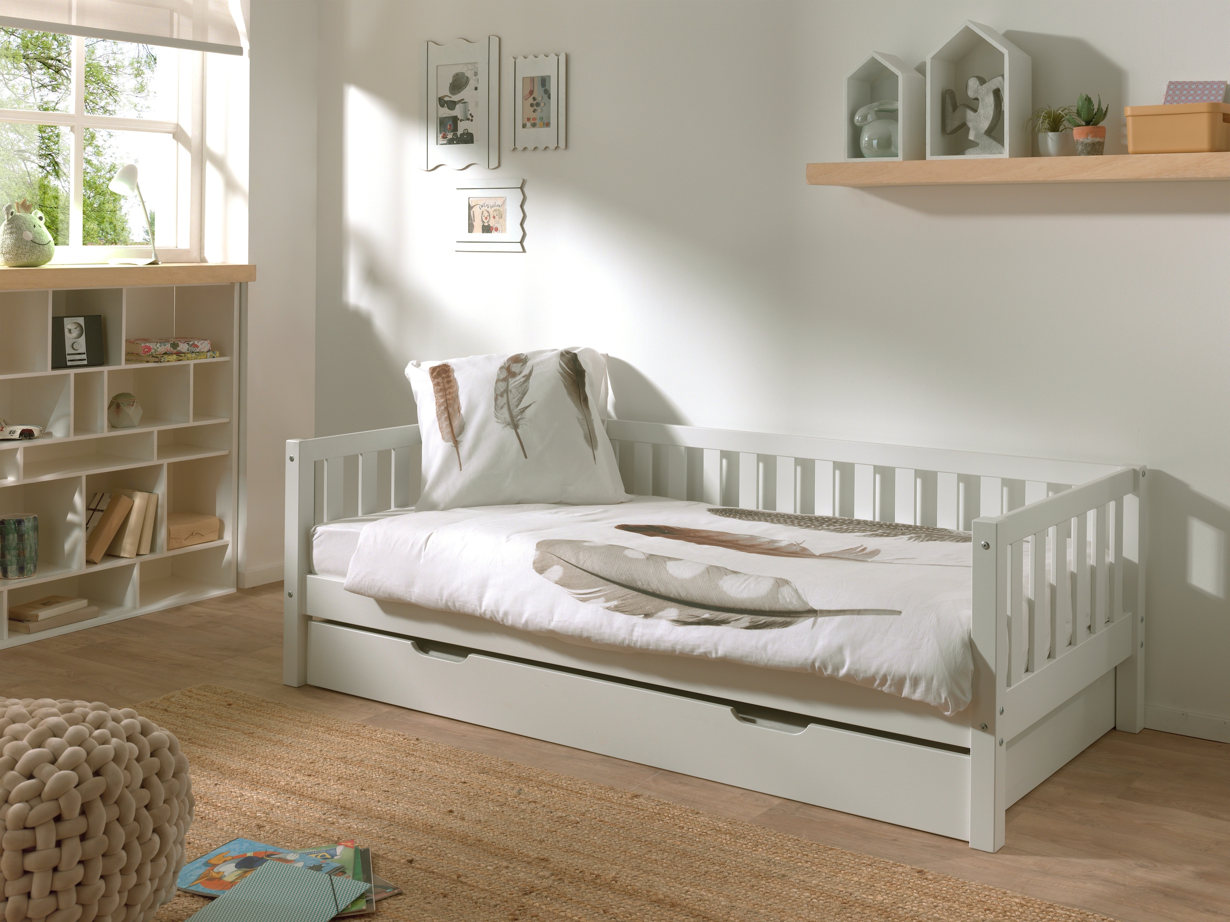 Vipack Einzelbett »Sprossenumrandung, Kiefer massiv, stabil gebaut und zeitloses Design«, (B/H/T ca. 211,2x68x97,8cm, Ausf. Milky Pine oder Weiß), inkl. Rolllattenrost, mit oder ohne Bettschublade
