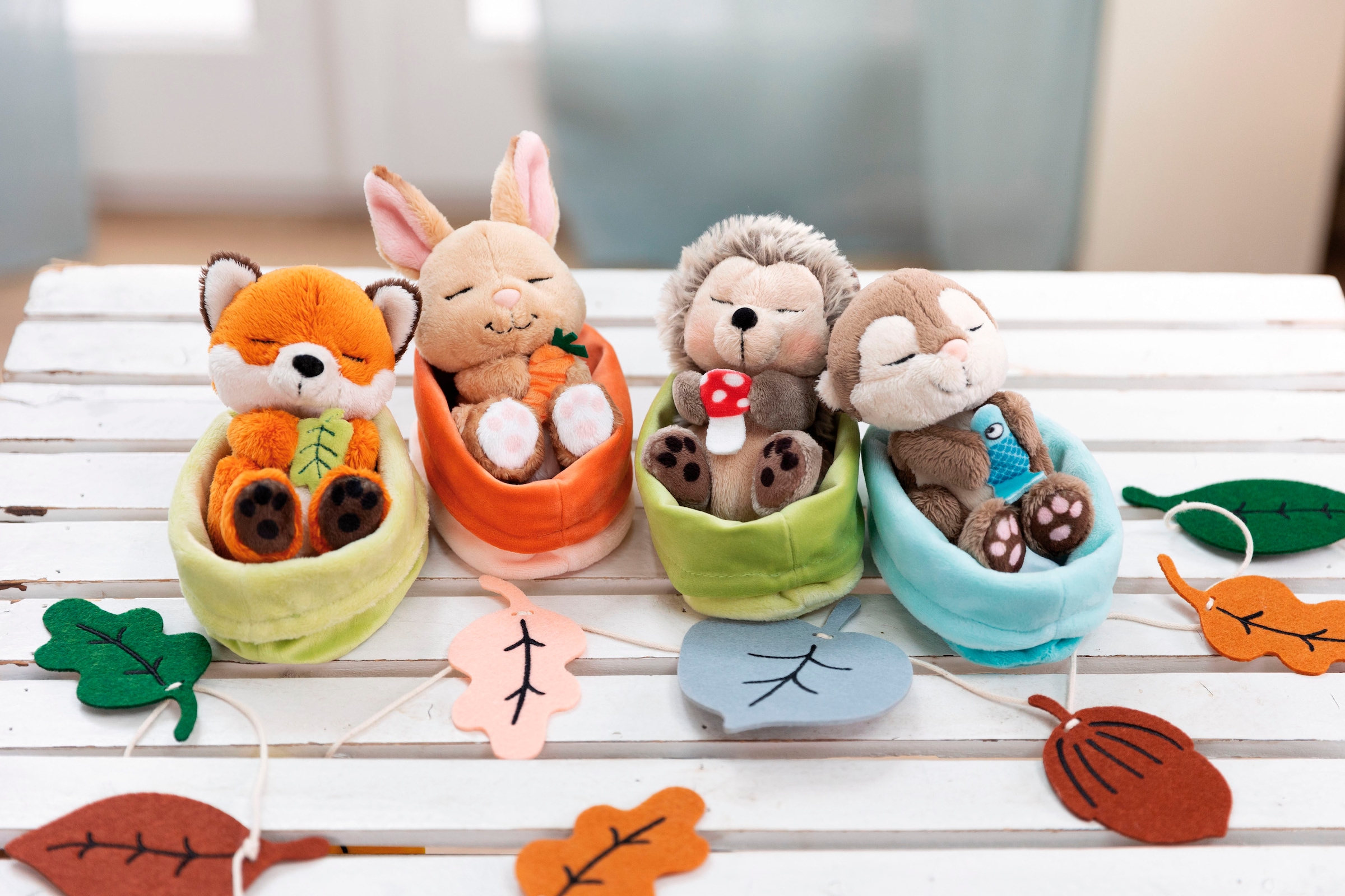 Nici Kuscheltier »Sleeping Pets GREEN, Igel mit Fliegenpilz 12 cm hellgrün«, schlafend im Körbchen