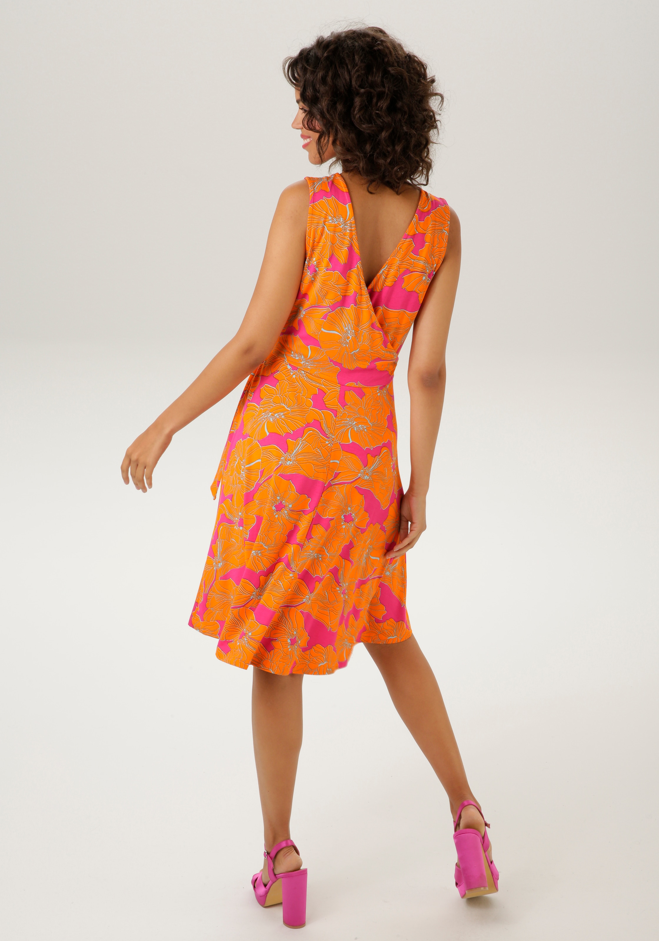 Aniston CASUAL Sommerkleid, mit farbintensivem, großflächigem Blumendruck - NEUE KOLLEKTION