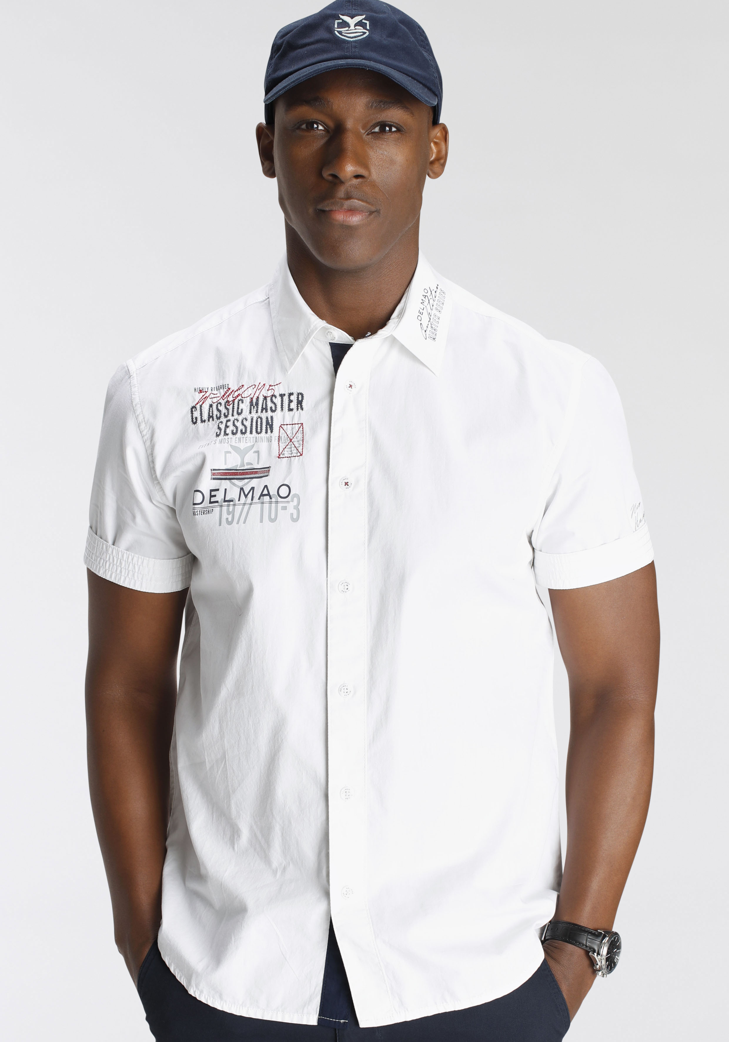 Delmao Herren Kurzarmhemd mit modischem Brustprint/Stickerei in weiß, Größe M (39/40)