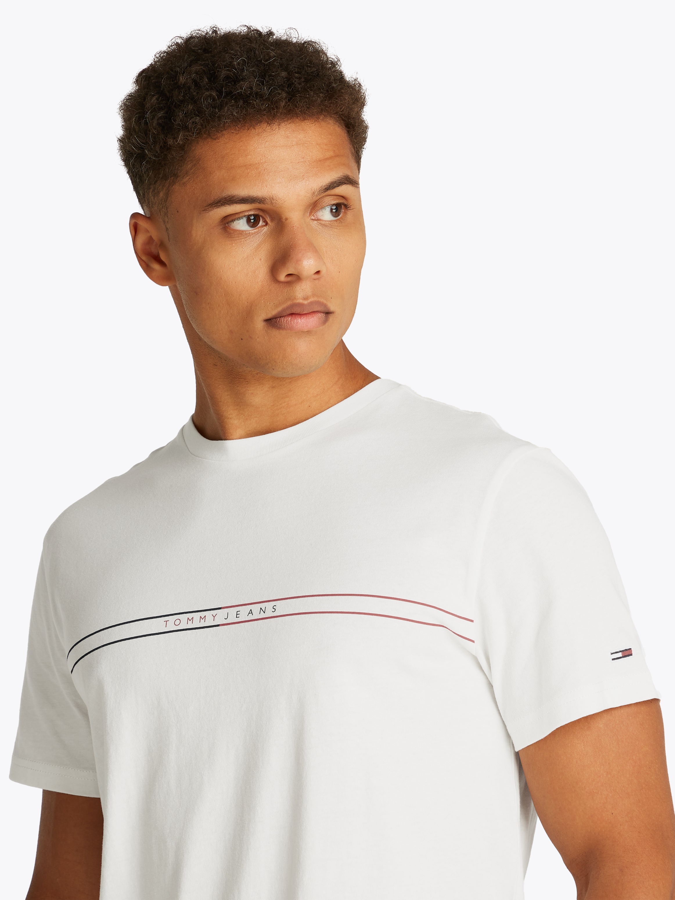 Tommy Jeans Kurzarmshirt »TJM SLIM ENTRY GRAPHIC TEE EXT«, Mit Rundhalsausschnitt