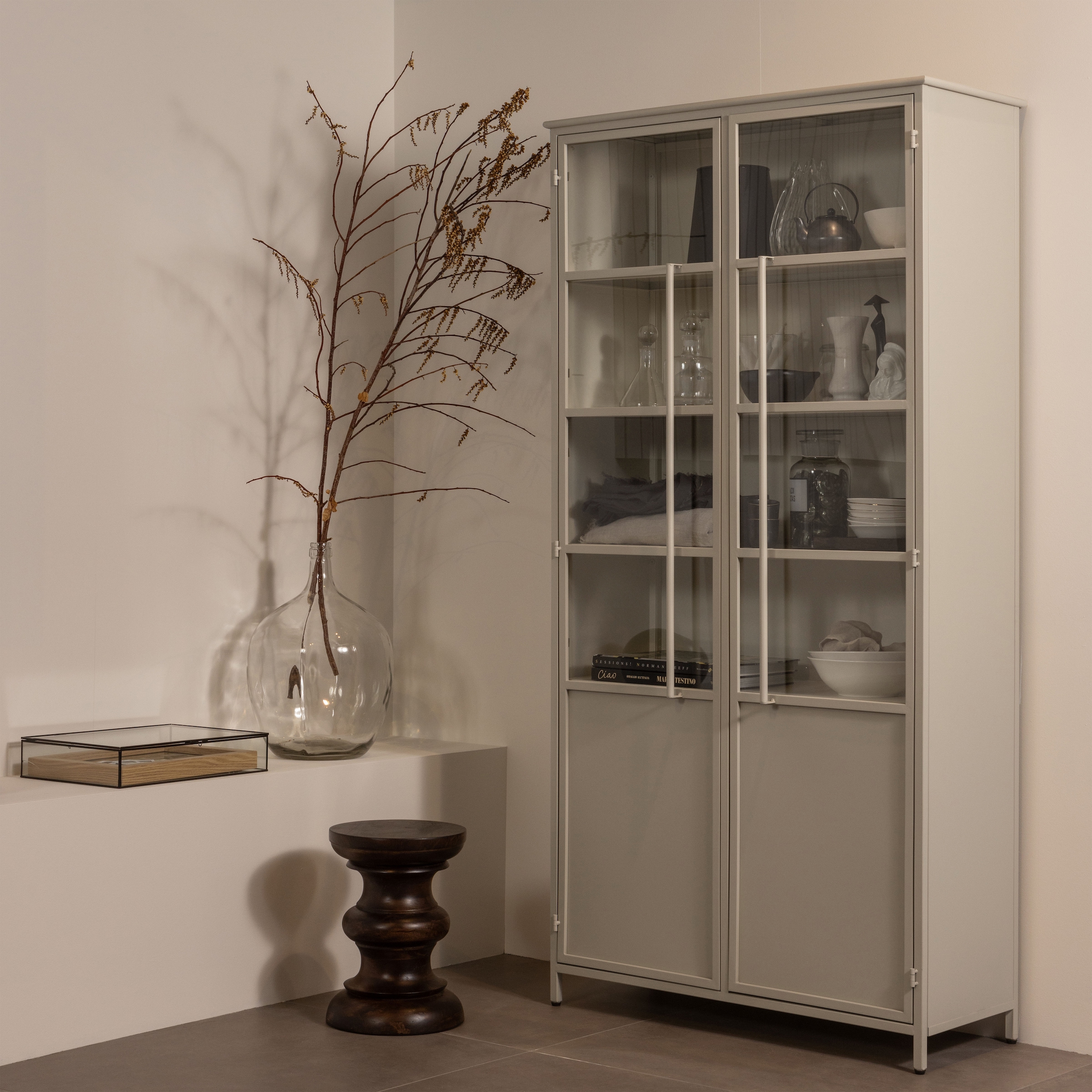 WOOOD Vitrine »WOOOD EXHIBIT XL 2-TÜRIG VITRINE SCHRANK METALL« Die Vitrine Exhibit aus mattem Metall bietet 5 robuste Einlegeböden.