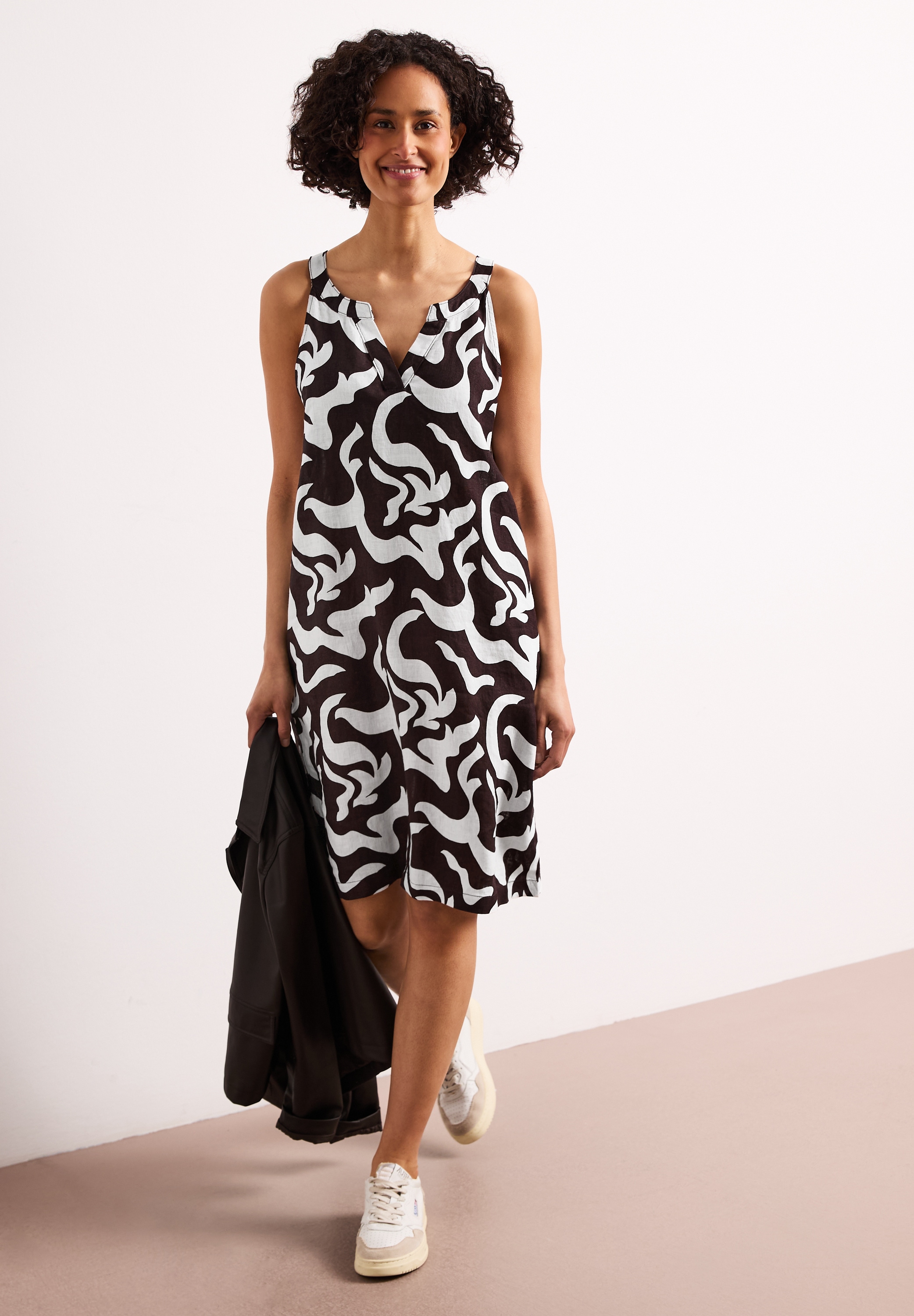 STREET ONE Druckkleid mit Allover-Print, Taschen und V-Ausschnitt