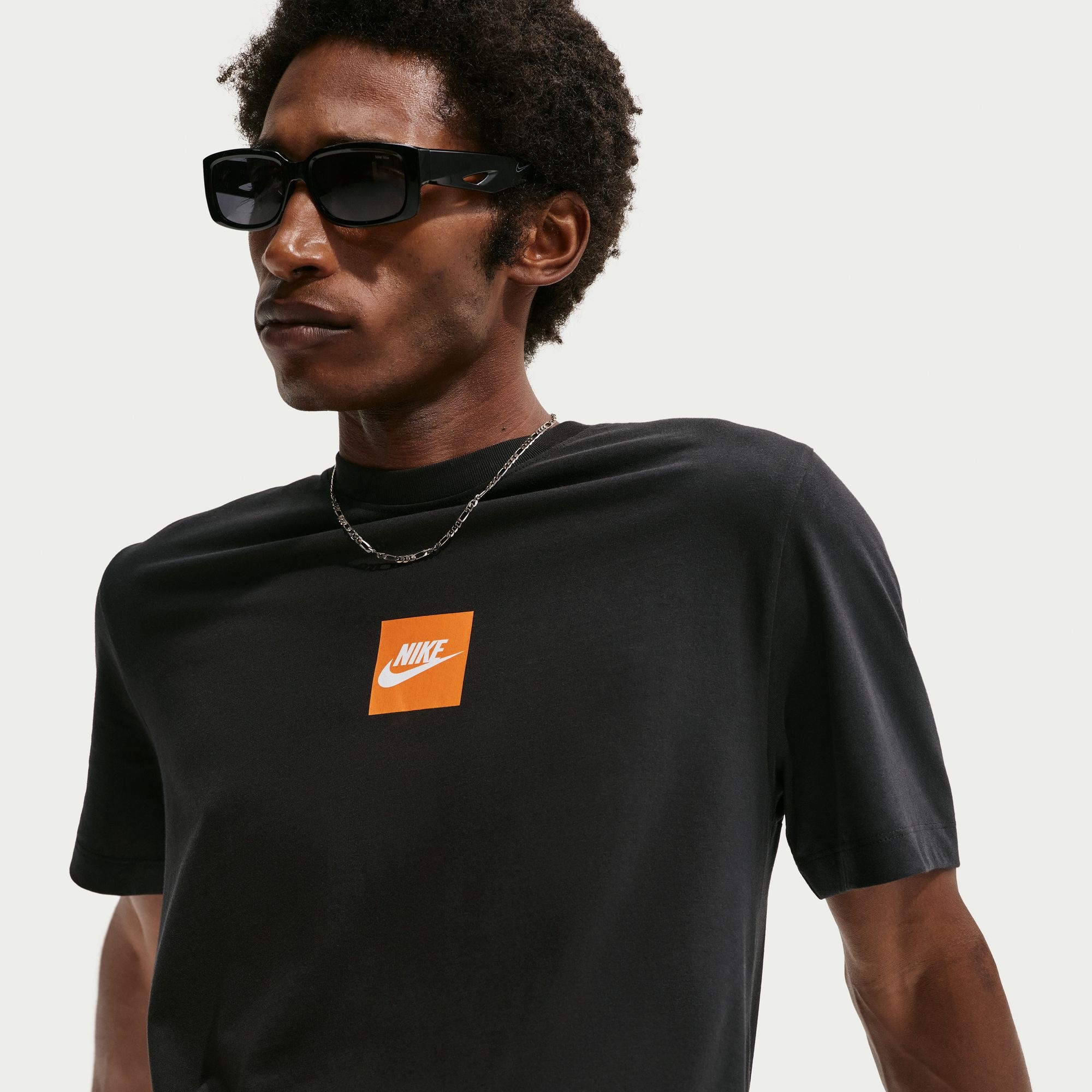 Nike T-Shirt »U NSW TEE STD JDI« mit sportlichem Rückenprint, hüftbedeckende Länge, Kurzarm, Rundhals