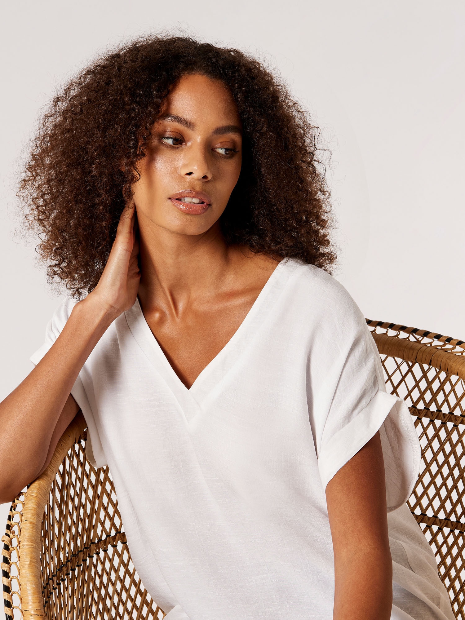 Apricot Klassische Bluse »Slub Shimmer V/Nk ButtonBack Top« mit Zierknopfleiste am Rücken
